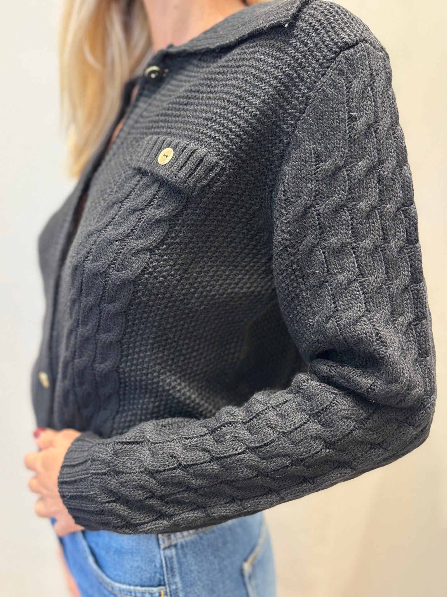 Maglia/Cardigan con tasca pattina bottoni oro NERO