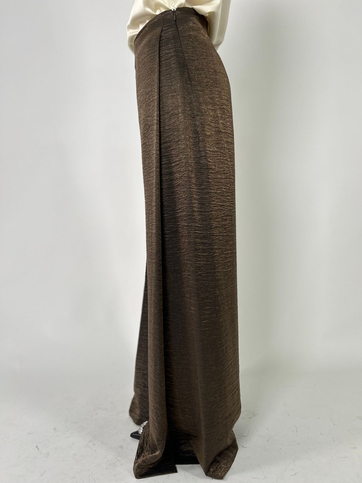 Pantalone a palazzo con spacco e allacciatura zip laterale