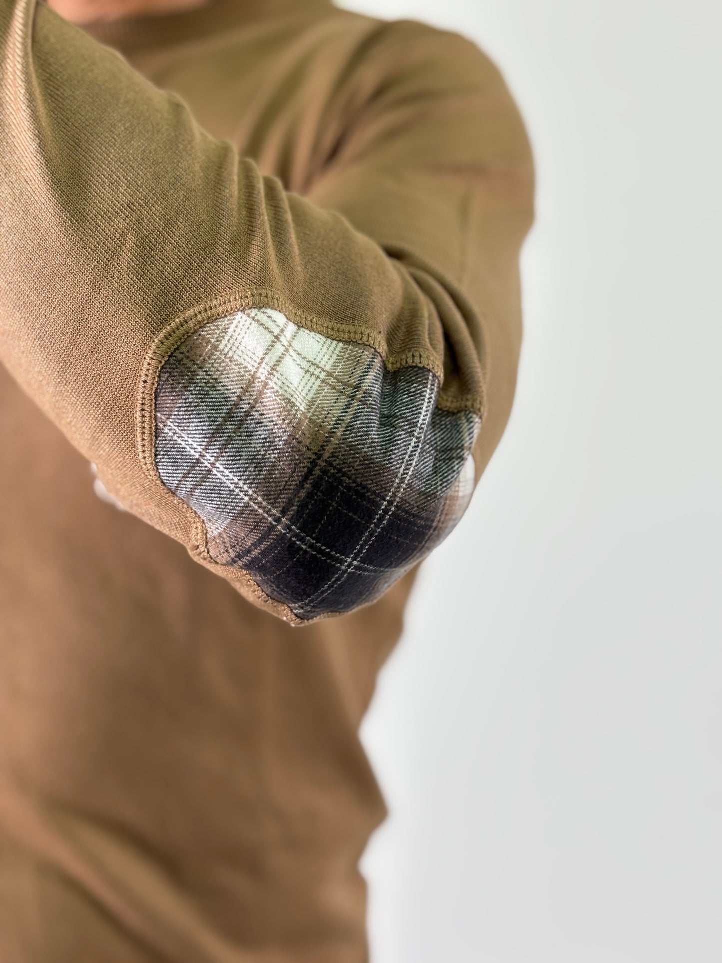 Loft88 Maglia girocollo con taschino e toppe a scacchi CAMMELLO