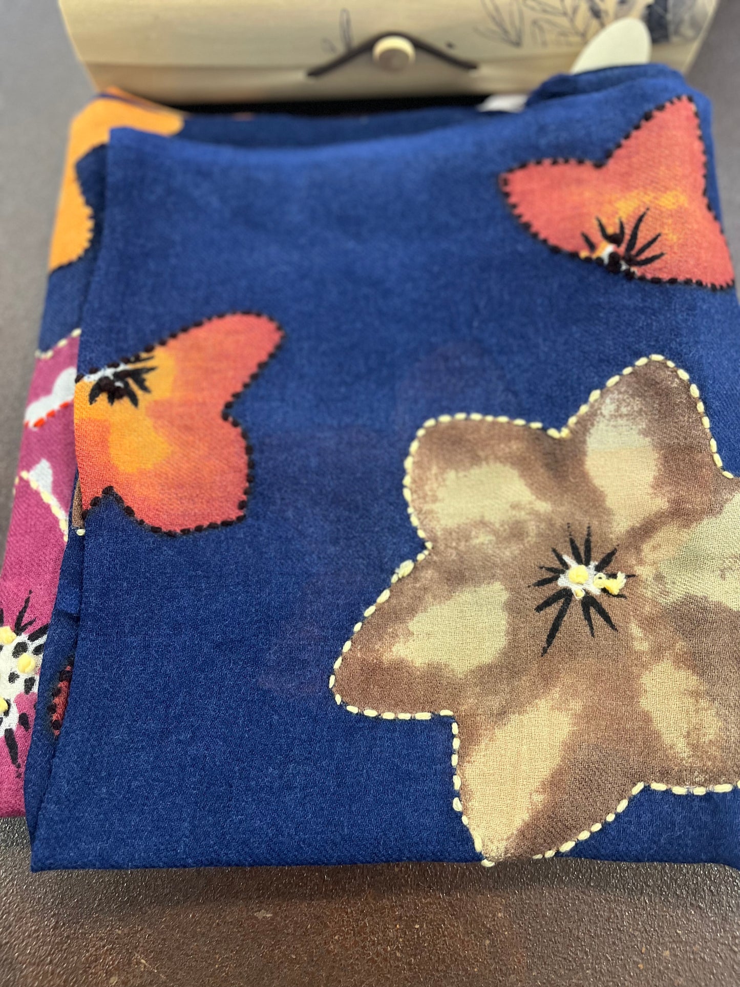 Bahobab Sciarpa ricamata 100% lana a fiori su BASE BLU