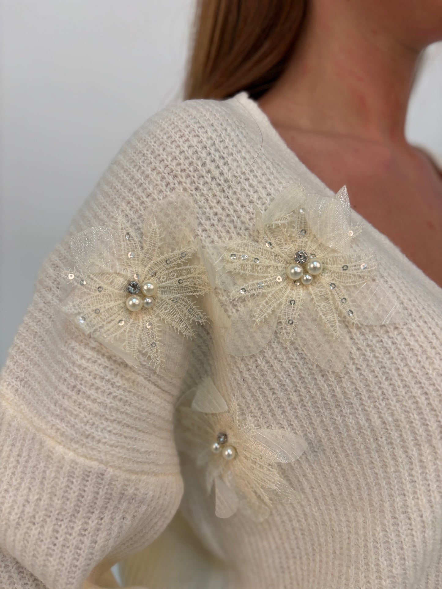 Molly Bracken Cardigan ml V, con decorazione a fiore PANNA