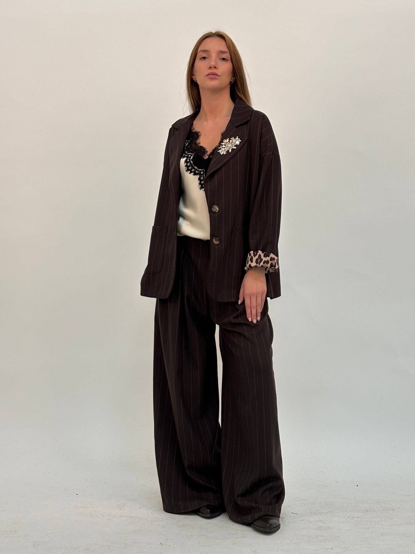 Susy Mix Giacca gessata con accessorio gioiello MARRONE