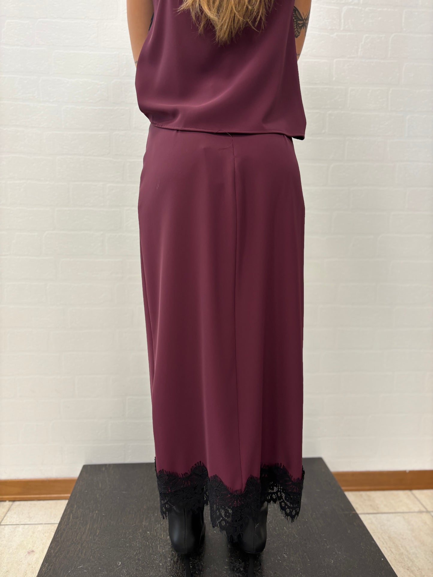 Tensione In Gonna incrocio con bordo pizzo nero BORDEAUX