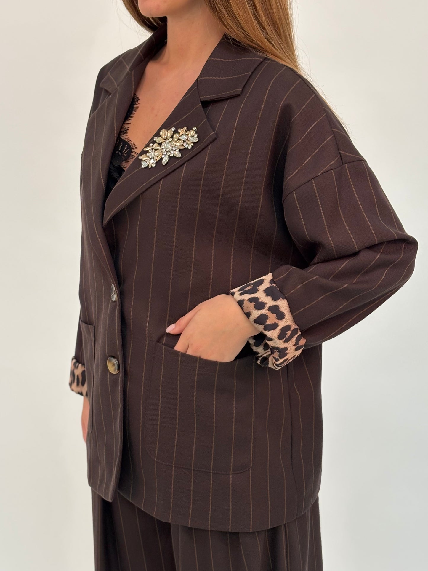 Susy Mix Giacca gessata con accessorio gioiello MARRONE