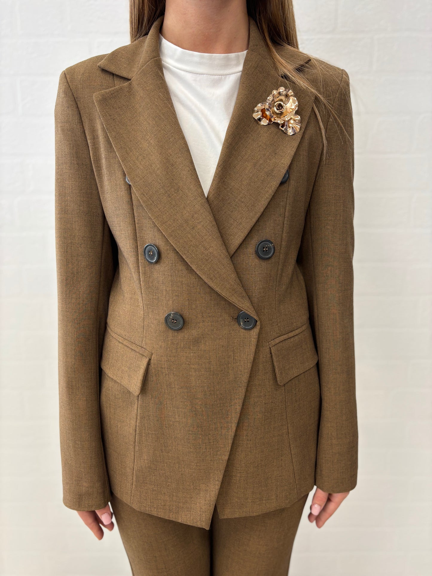 Maryley Giacca doppiopetto con spilla oro TABACCO