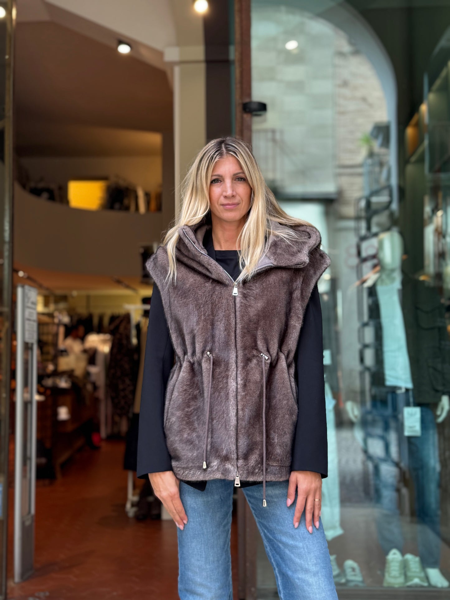 Betta Corradi Ecopelliccia smanicata con cappuccio FANGO