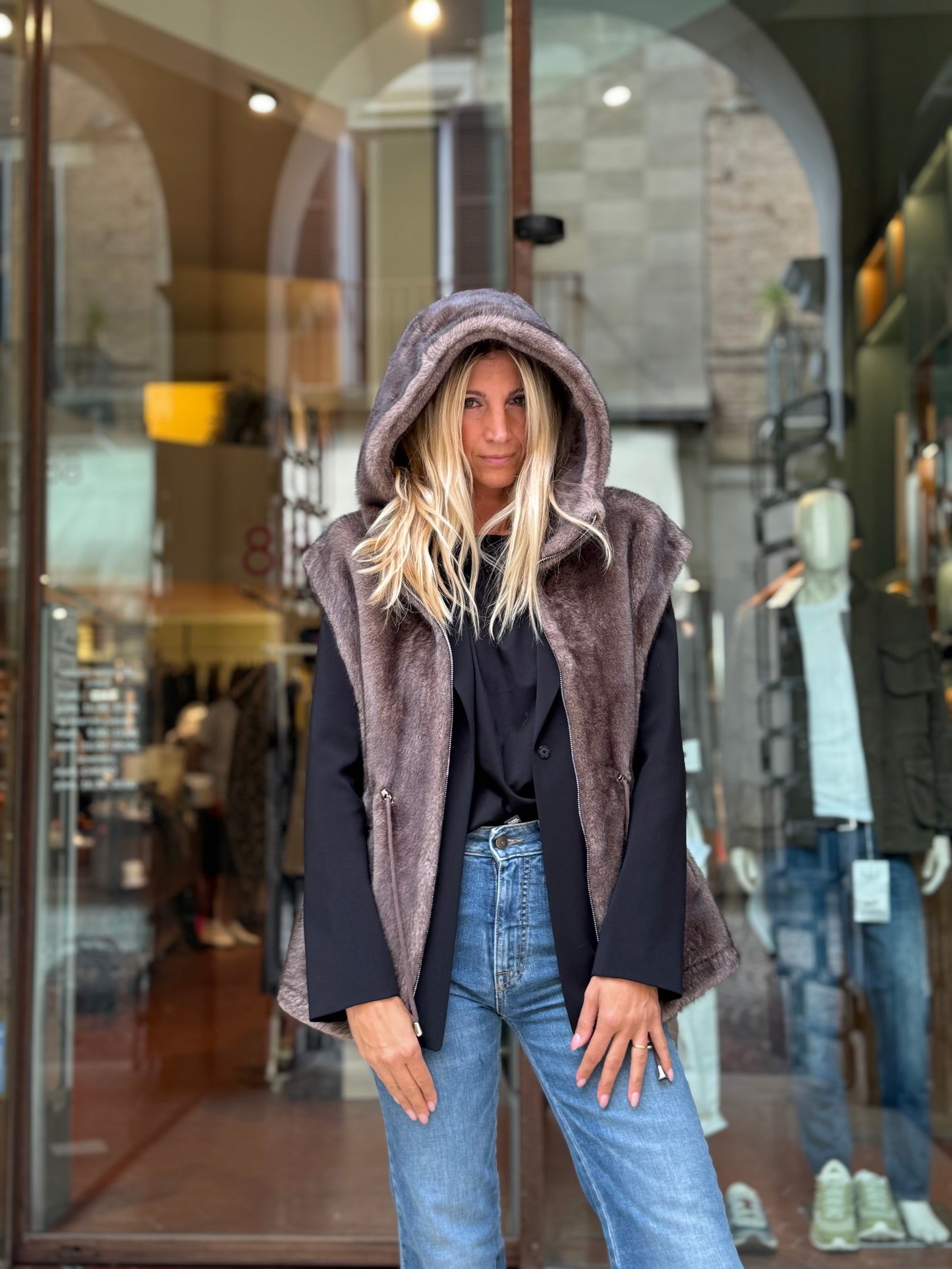 Betta Corradi Ecopelliccia smanicata con cappuccio FANGO