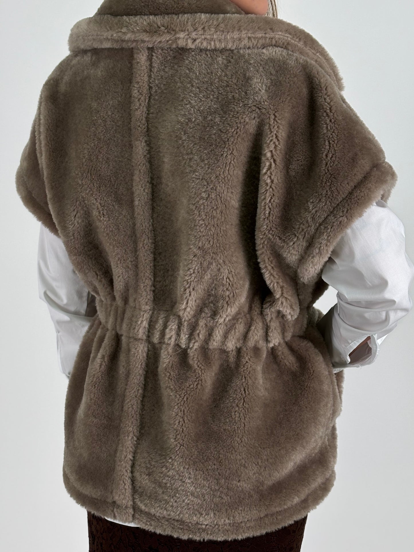 Molly Bracken Gilet simil pelliccia con allacciatura fibbia FANGO