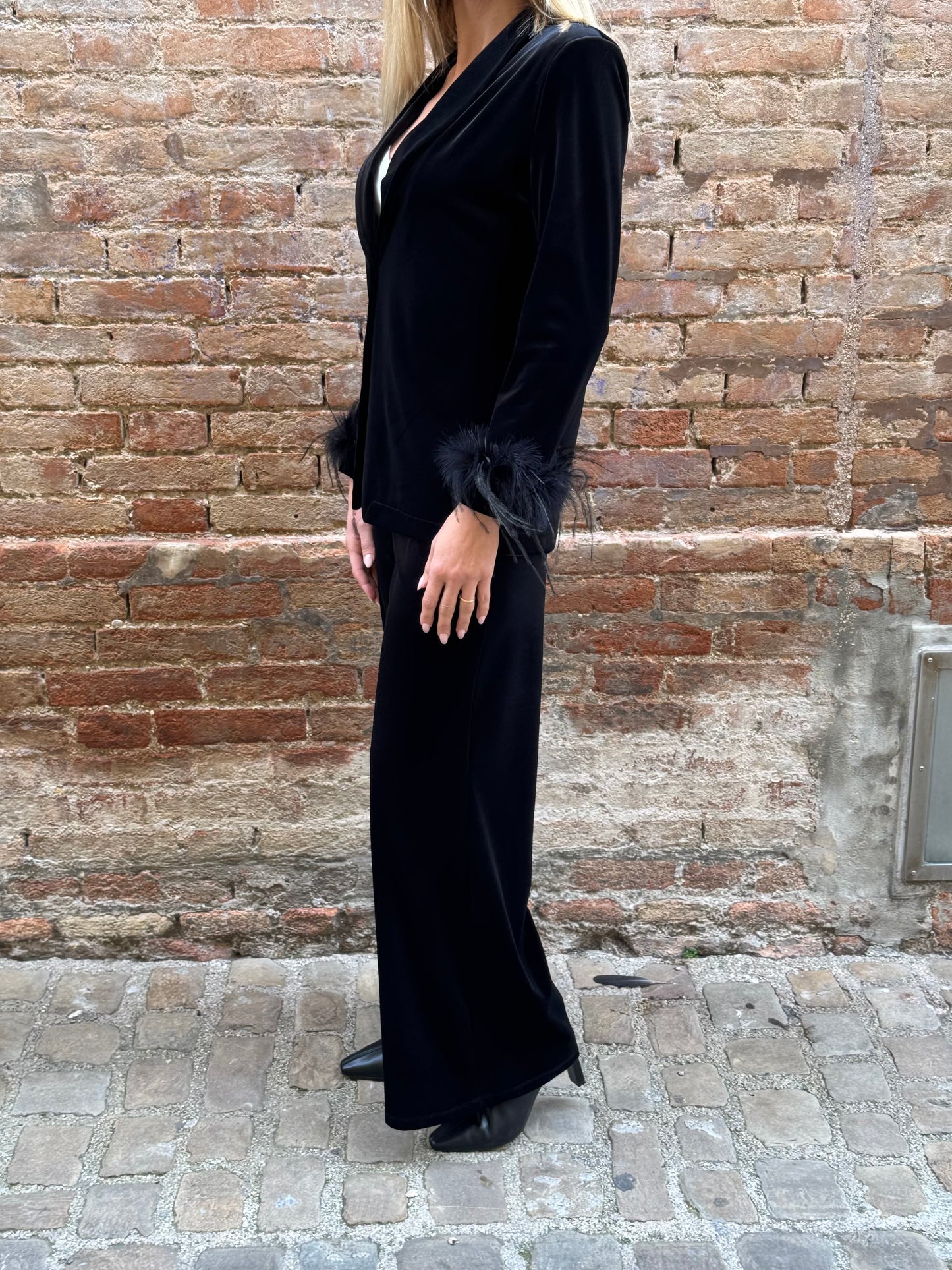 Tensione In completo velluto liscio con piume nelle manica NERO