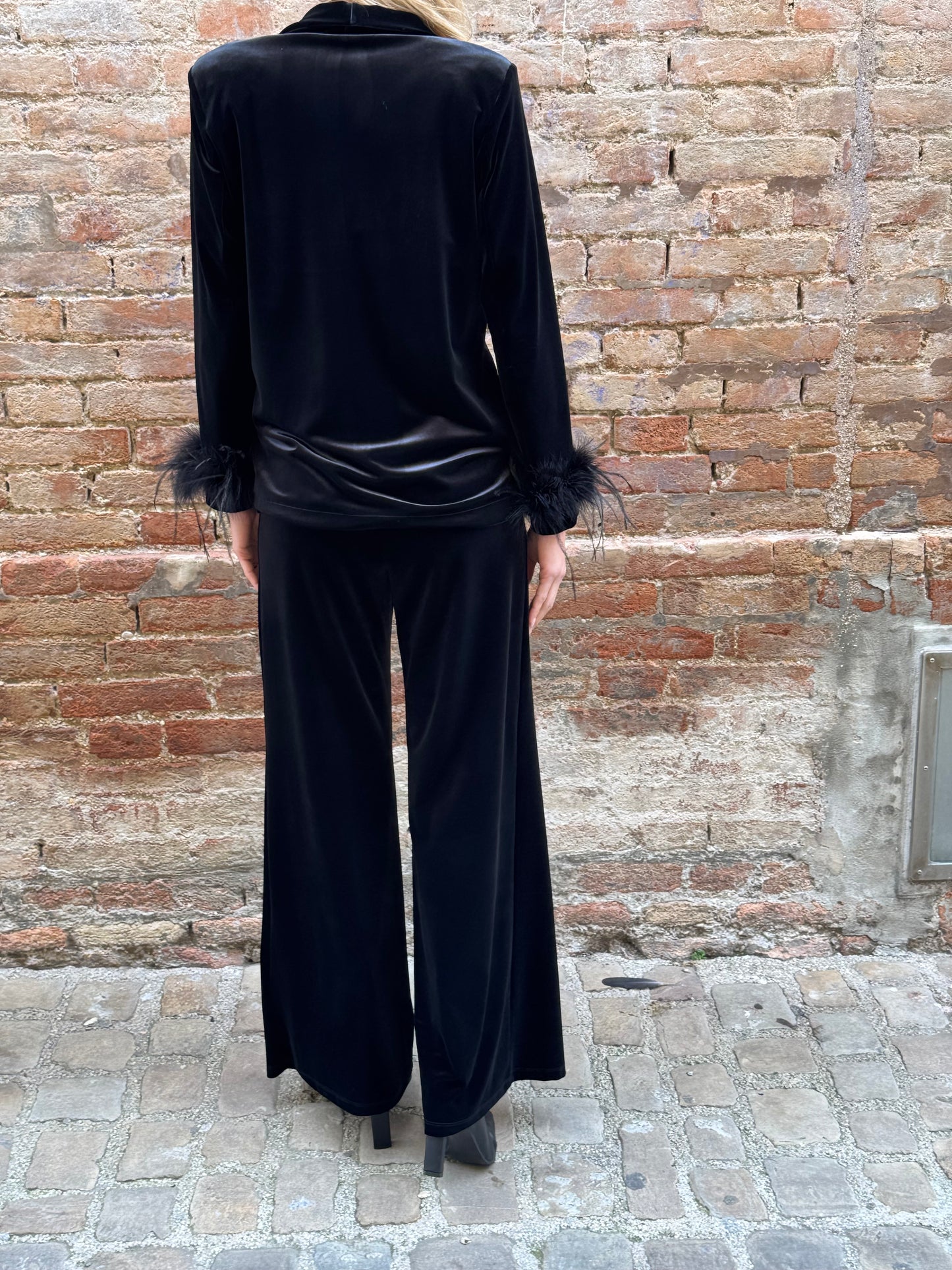 Tensione In completo velluto liscio con piume nelle manica NERO