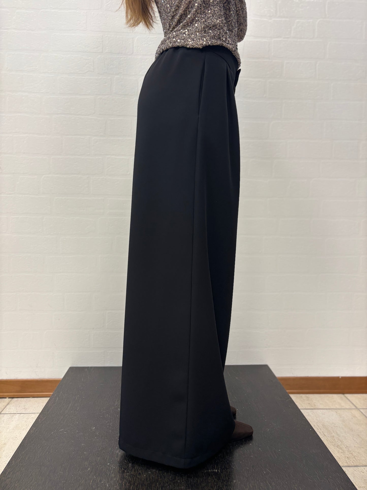 Susy Mix Pantalone palazzo con doppia pince NERO