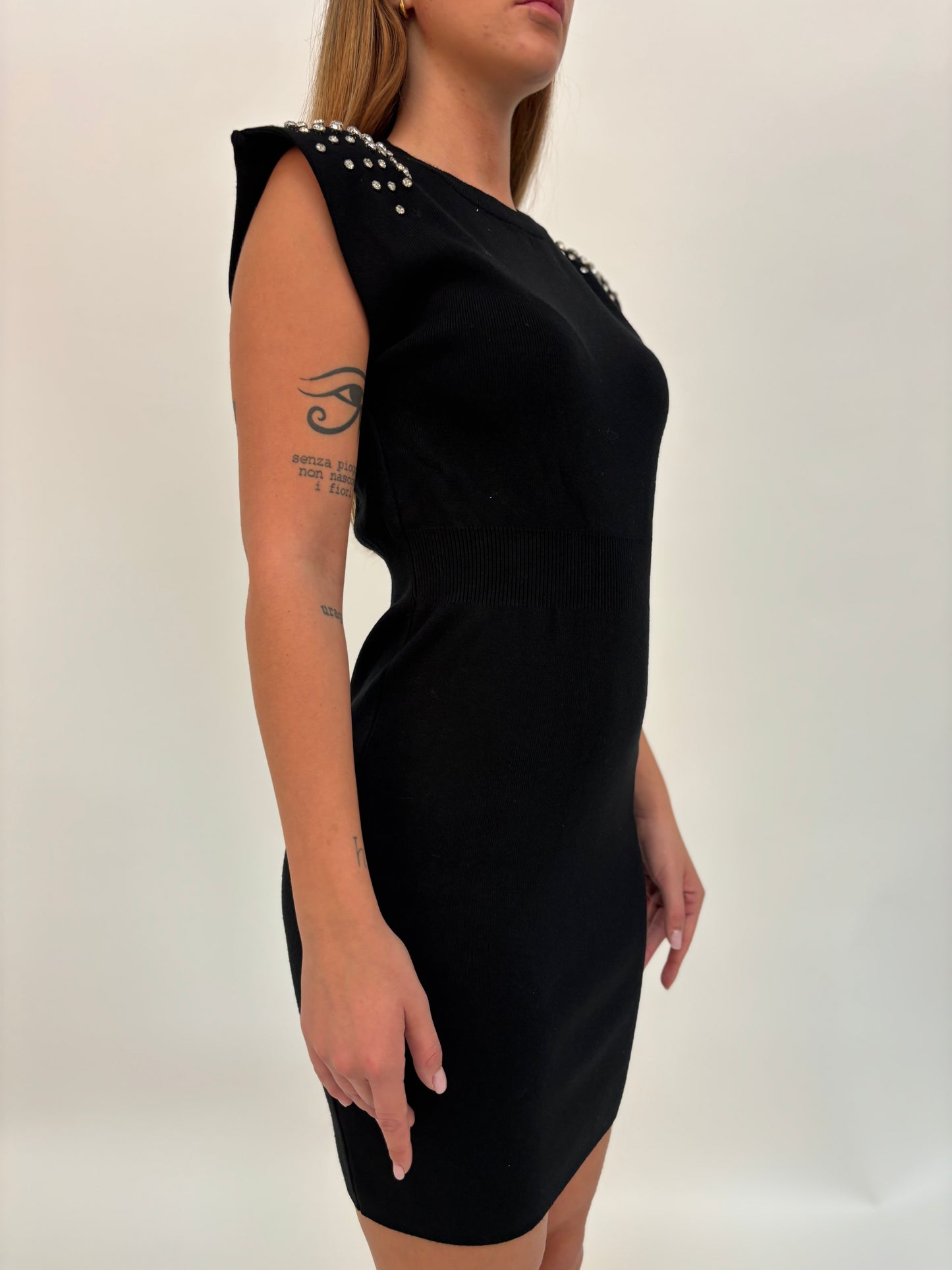 Susy Mix Abito in maglia con strass sulla spalla NERO
