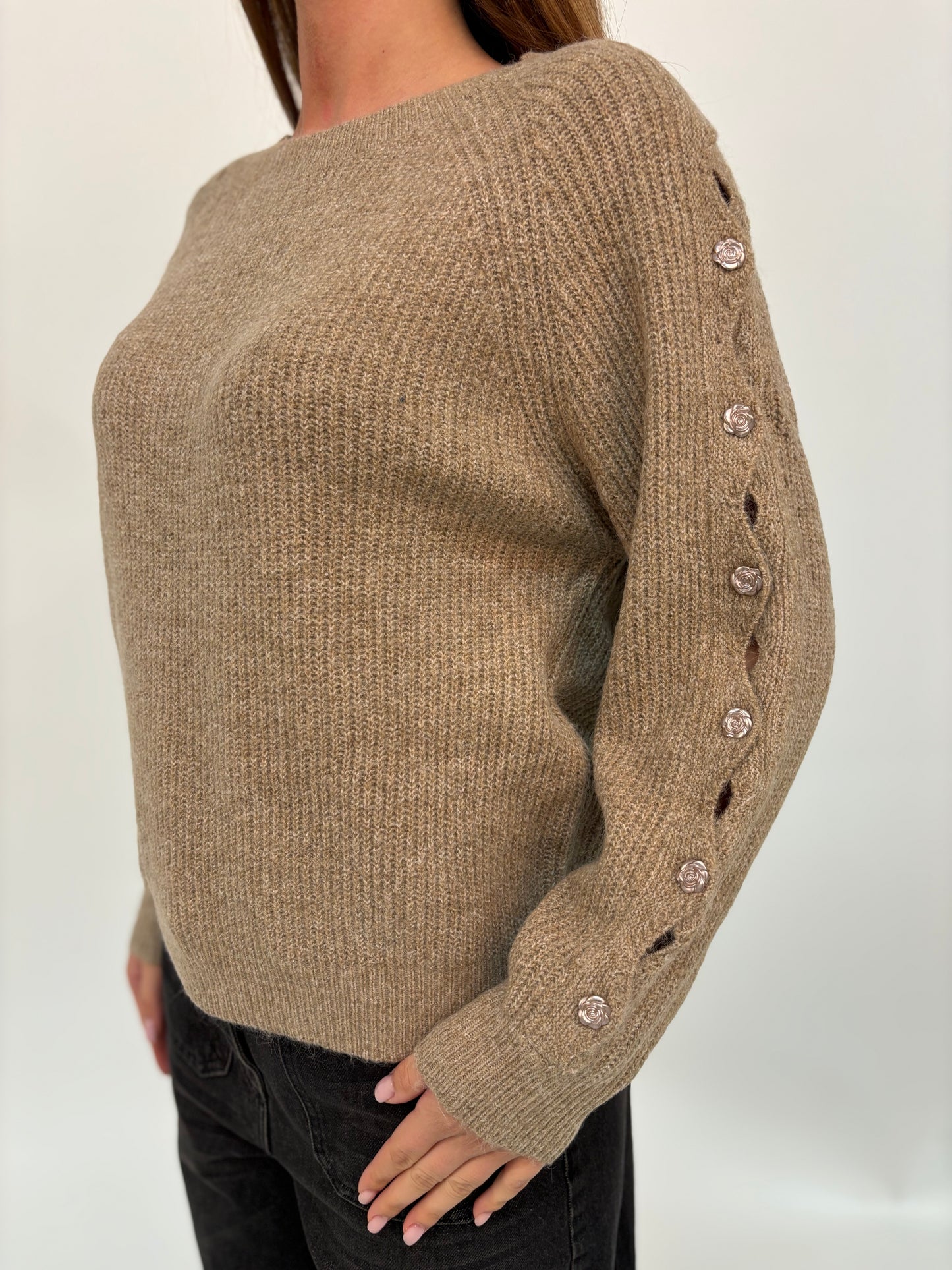 Molly Bracken Maglia con bottoni a forma di rosa lungo la manica BEIGE