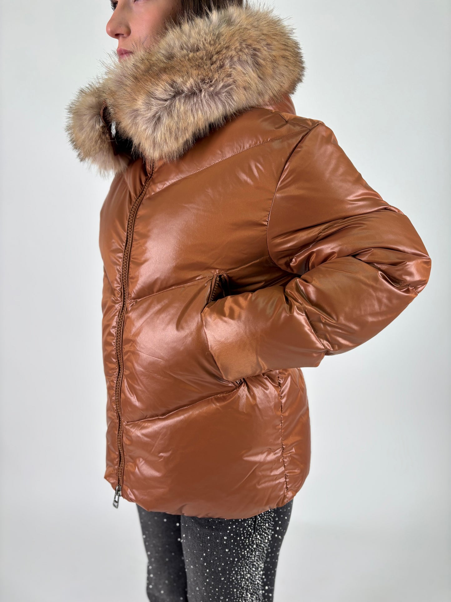 FREEDOMDAY piumino corto con cappuccio ecopelliccia CARAMELLO