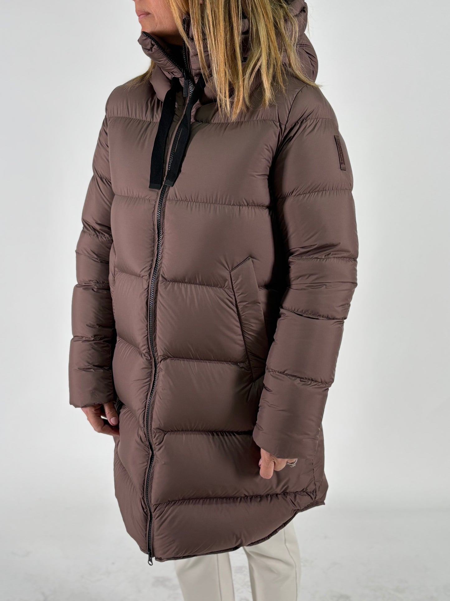 BOMBOOGIE piumino lungo con filze e cappuccio MARRONE