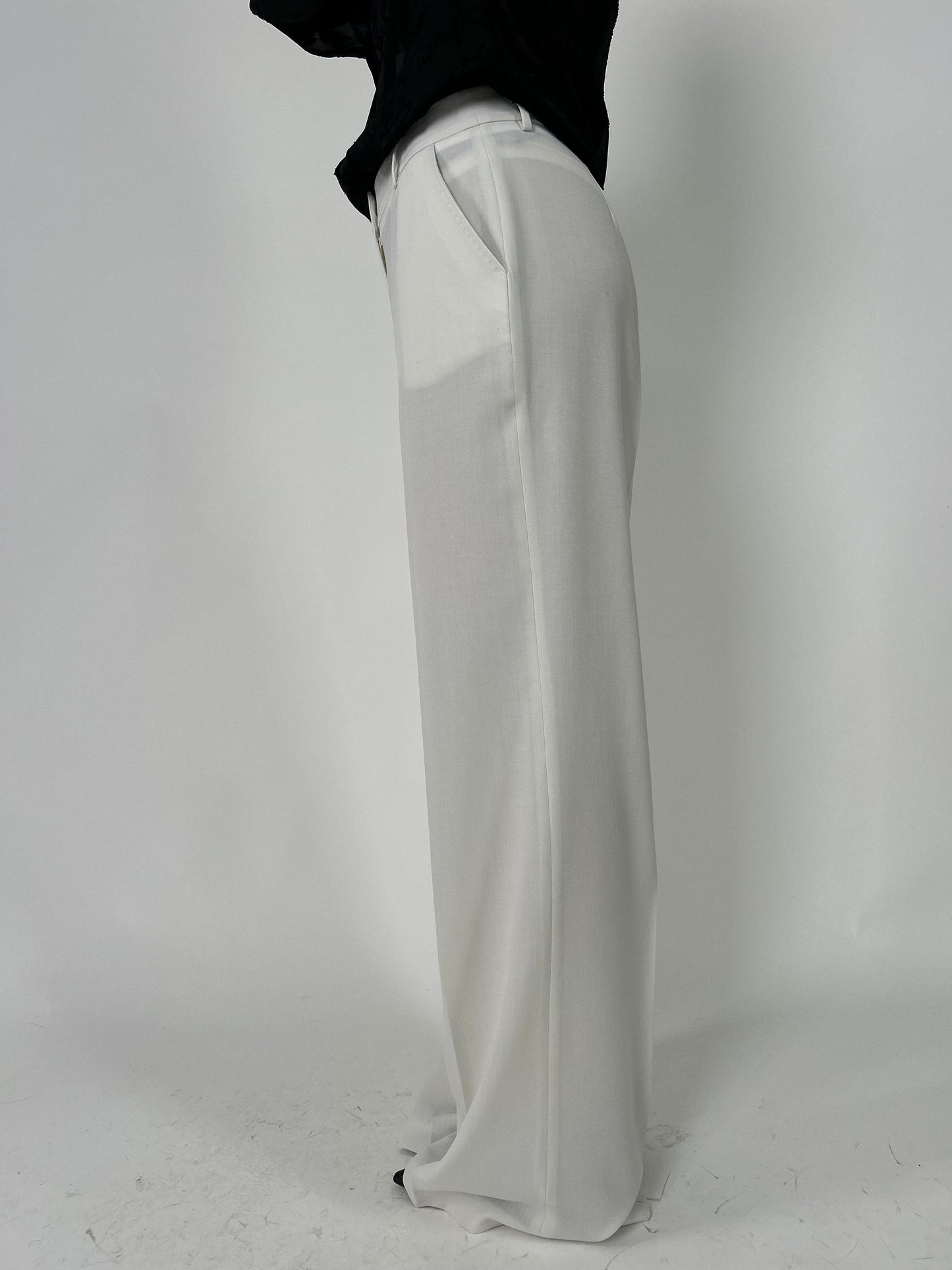 Pantalone largo con passanti e allacciatura ad un bottone più zip