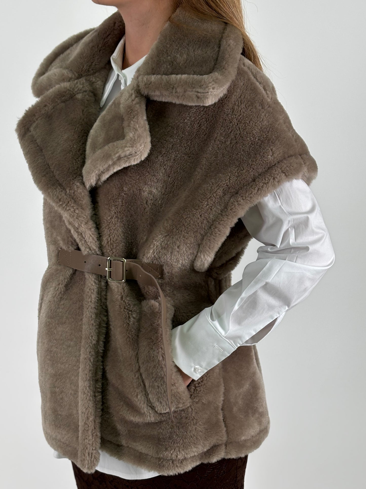 Molly Bracken Gilet simil pelliccia con allacciatura fibbia FANGO