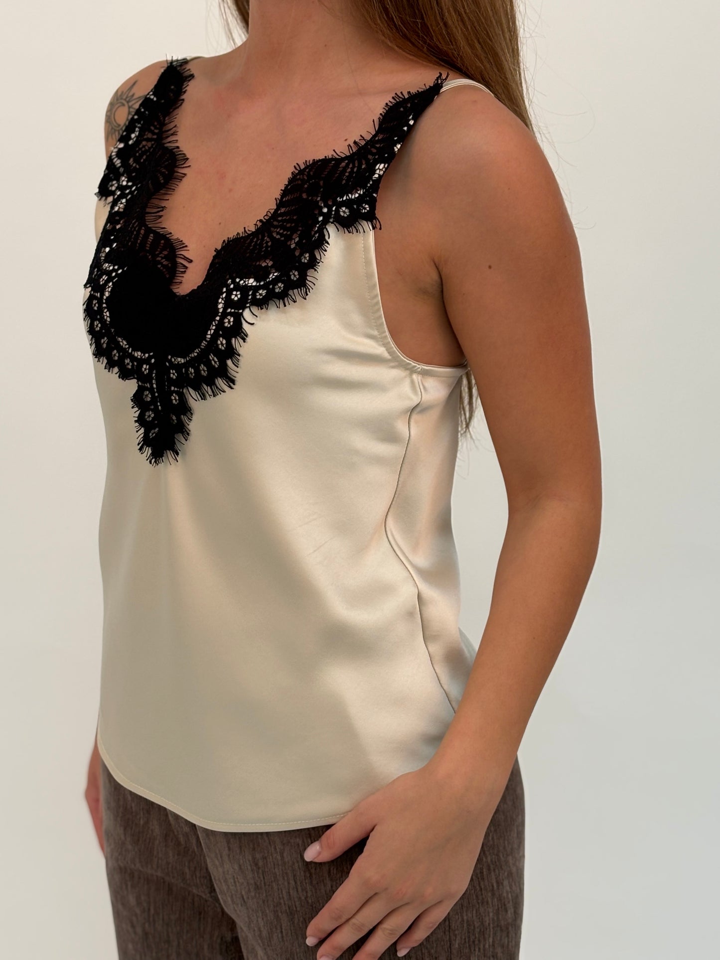 Tensione In Canotta  con pizzo nero PANNA