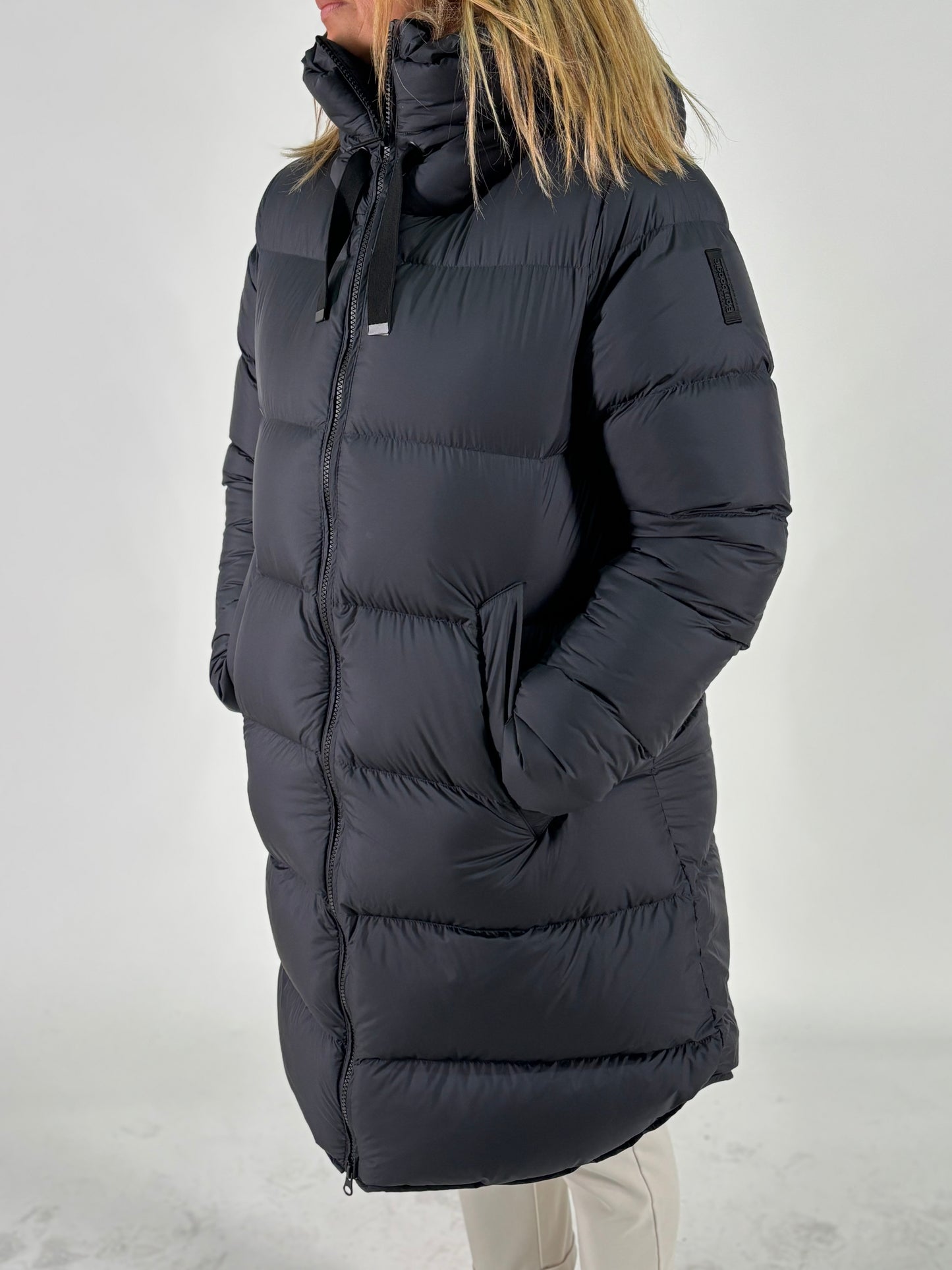 BOMBOOGIE piumino lungo con filze e cappuccio NERO