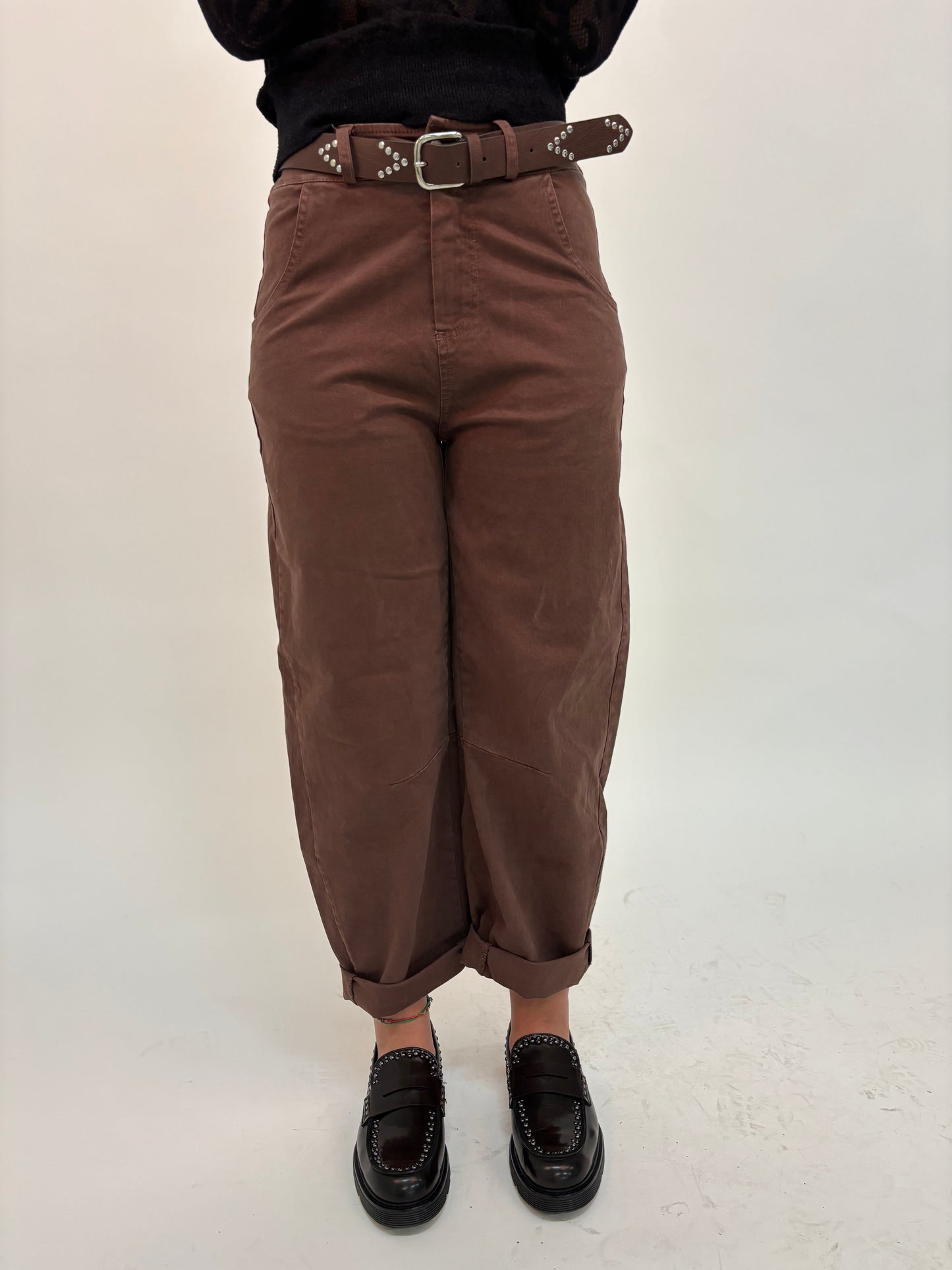 Tensione in Pantalone ovetto con cintura MARRONE