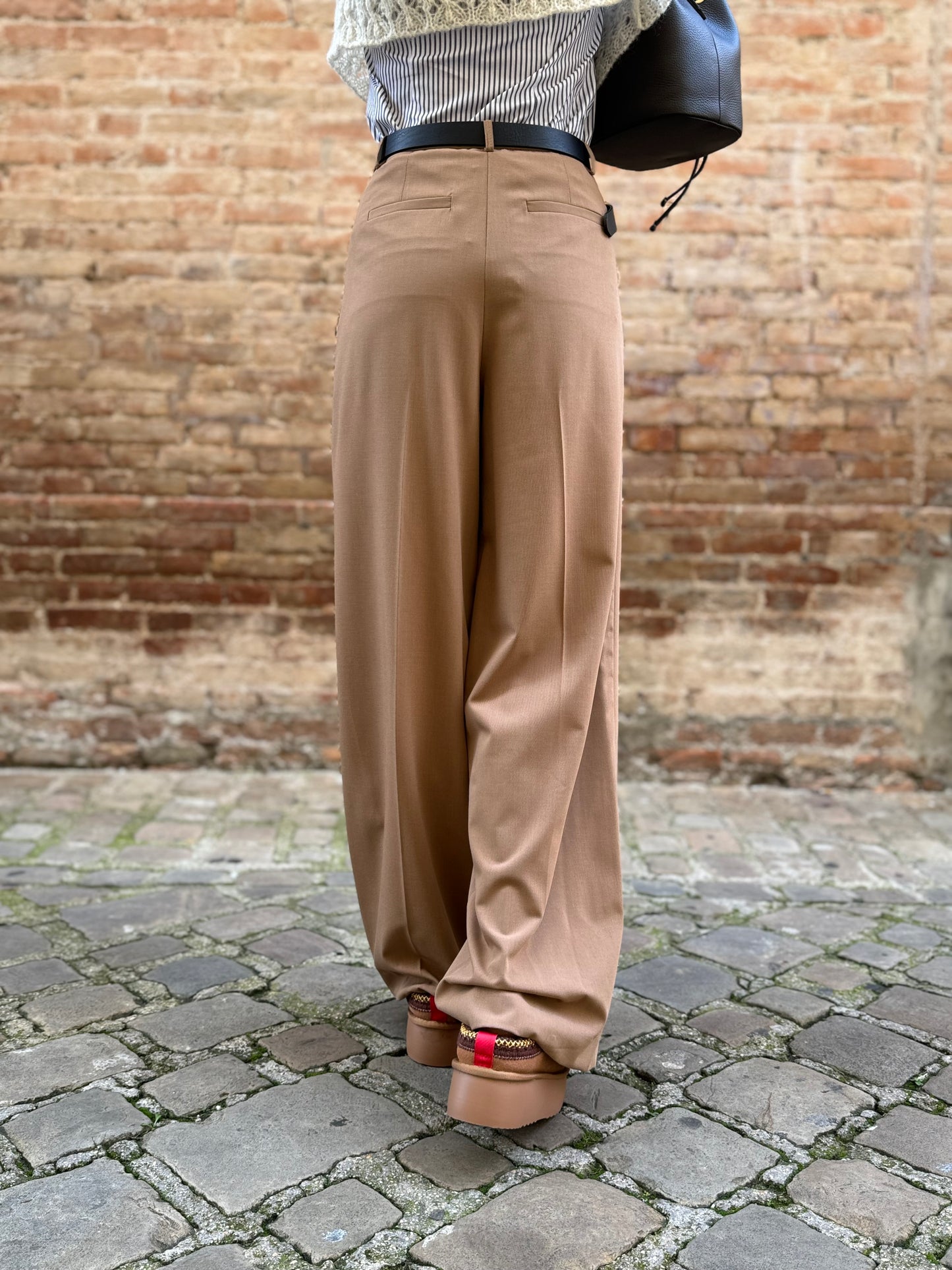 Merci Pantalone dritto con pences, tasche laterali, zip e gancio CAMMELLO