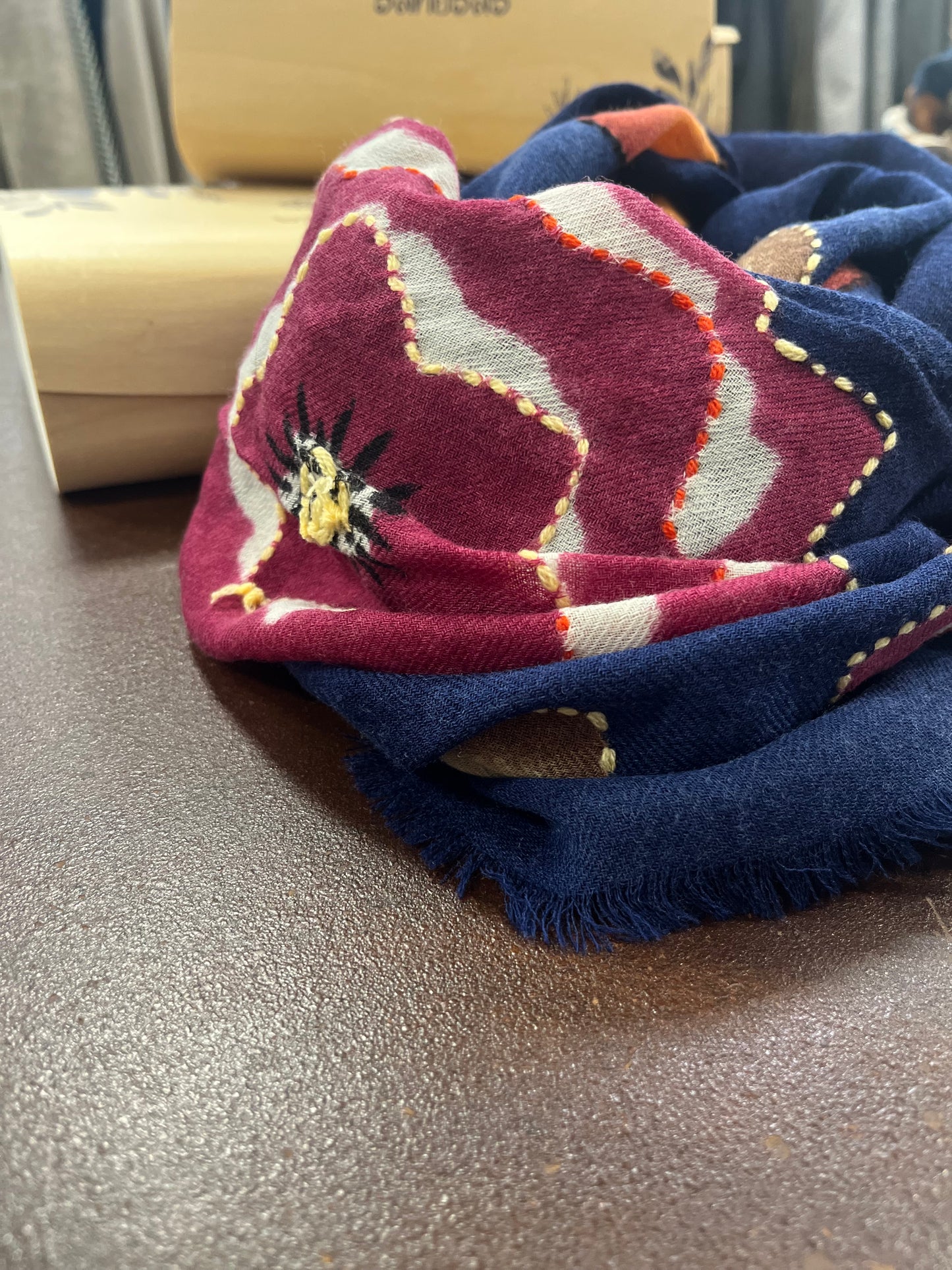 Bahobab Sciarpa ricamata 100% lana a fiori su BASE BLU