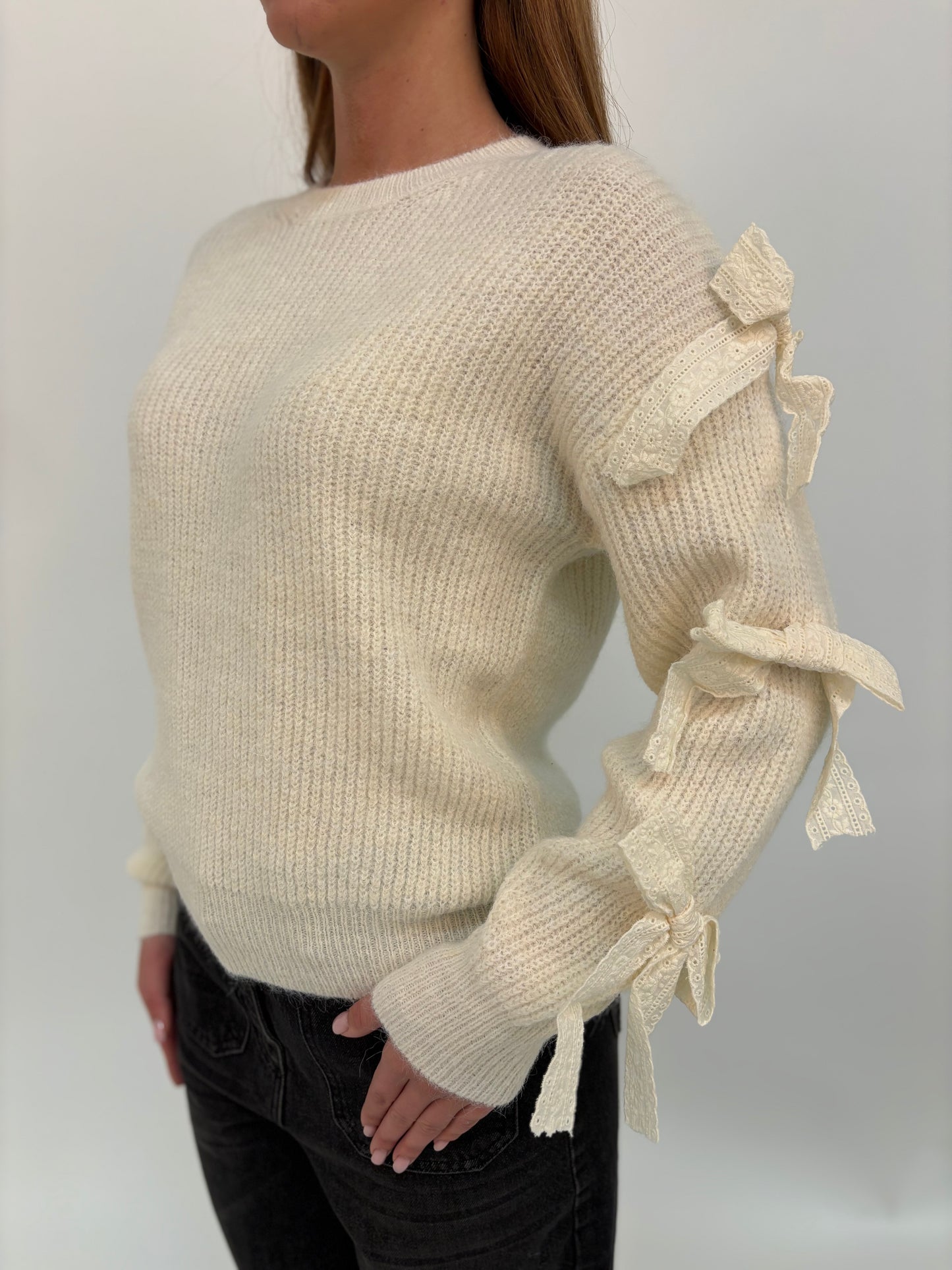 Molly Bracken Maglia girocollo con fiocchi lungo la manica PANNA