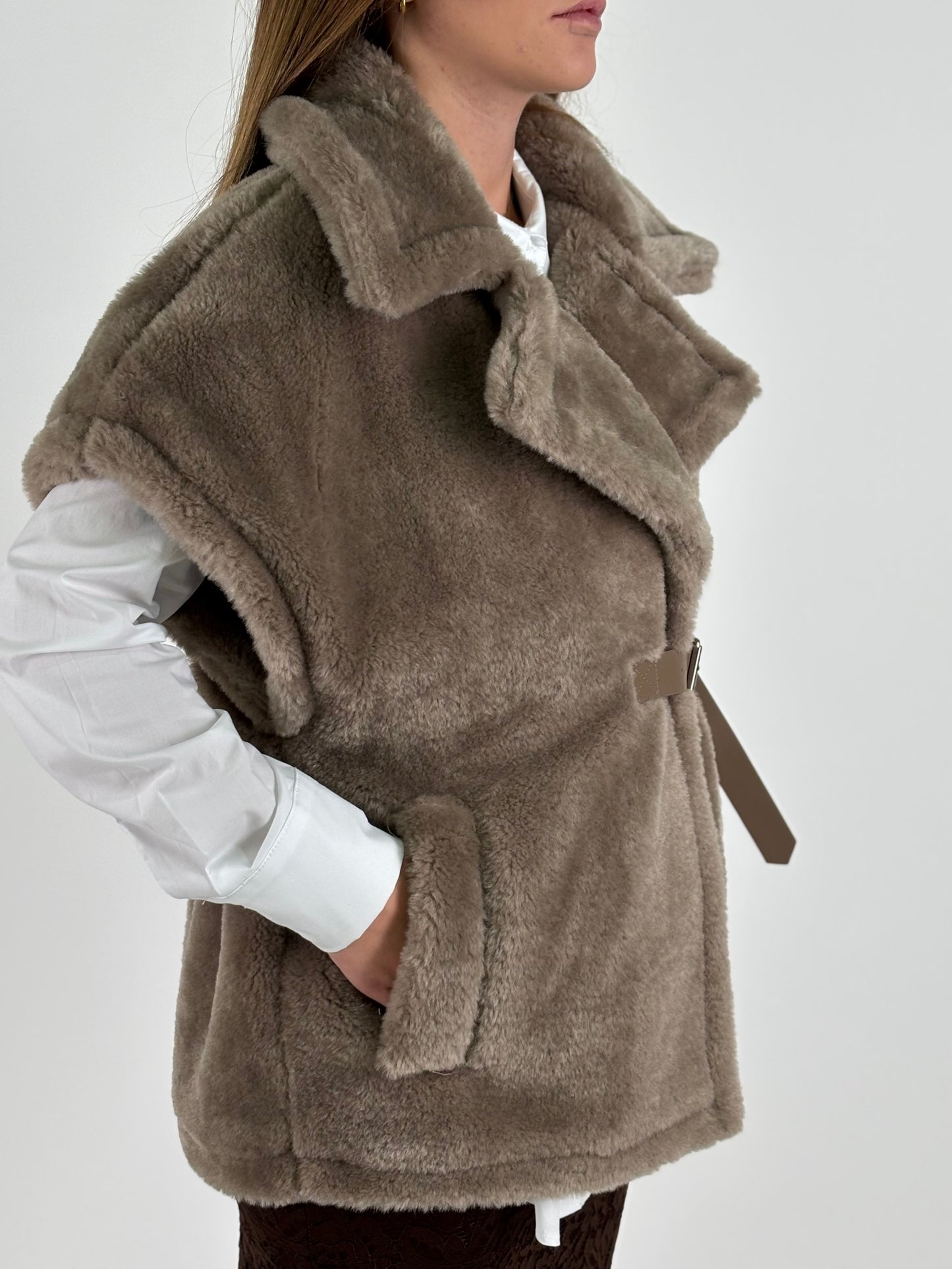 Molly Bracken Gilet simil pelliccia con allacciatura fibbia FANGO