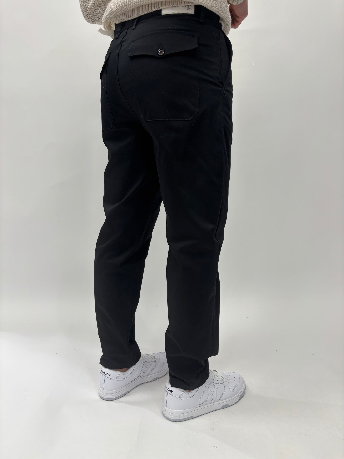 BL11 Pantalone cropped tasche toppa dietro con pattina NERO