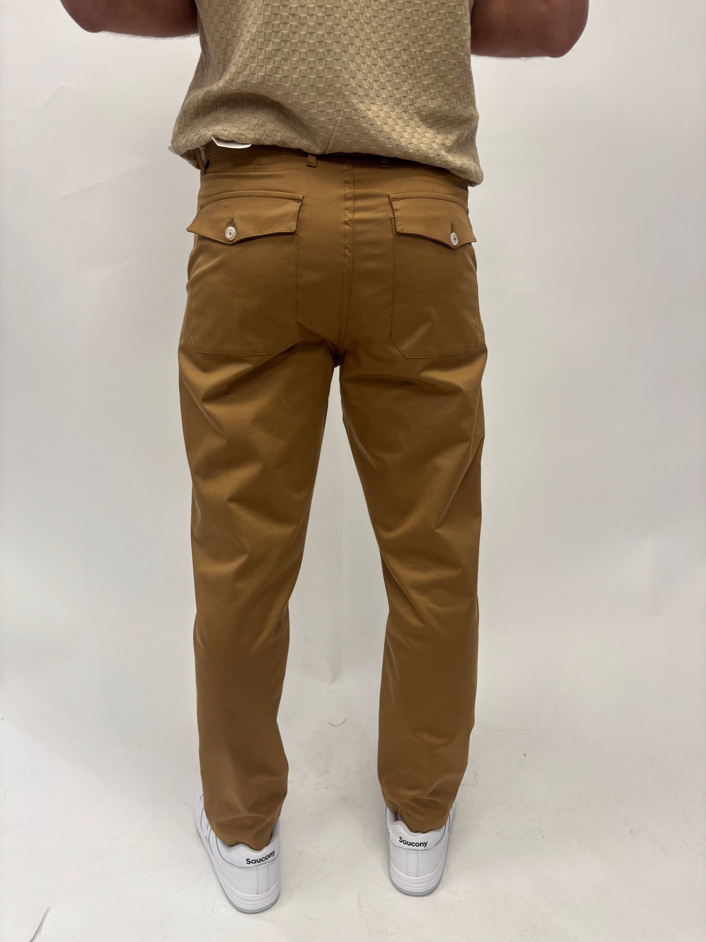 BL11 Pantalone cropped tasche toppa dietro con pattina BISCOTTO