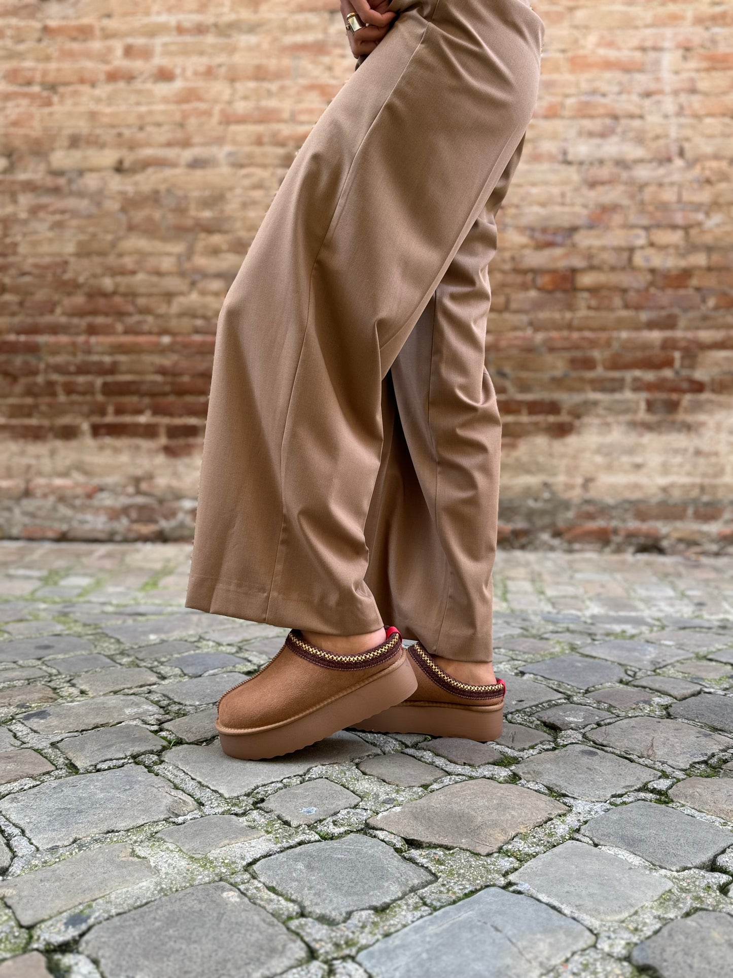 Merci Pantalone dritto con pences, tasche laterali, zip e gancio CAMMELLO