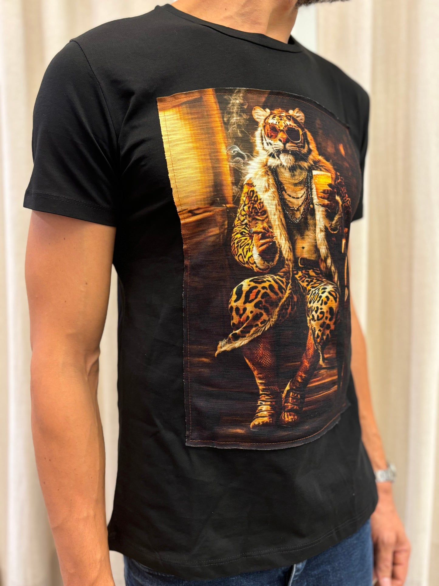 Trepuntonove t-shirt tigre che beve birra NERO