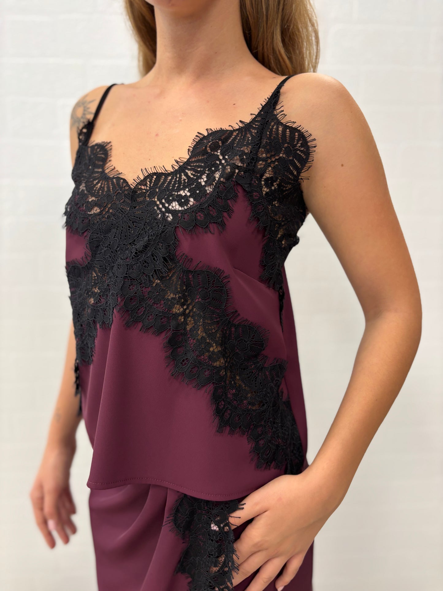Tensione in Canotta con pizzo nero BORDEAUX