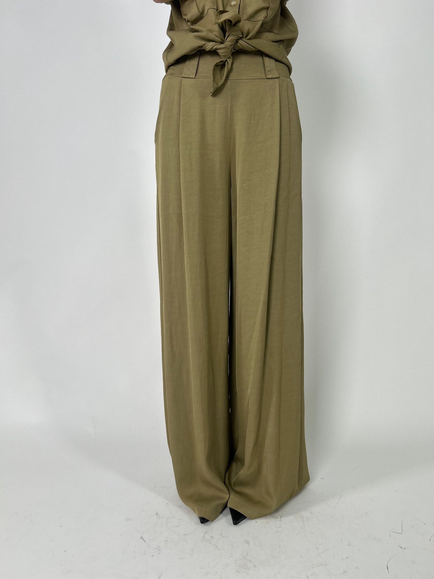Pantalone palazzo con pince e passanti