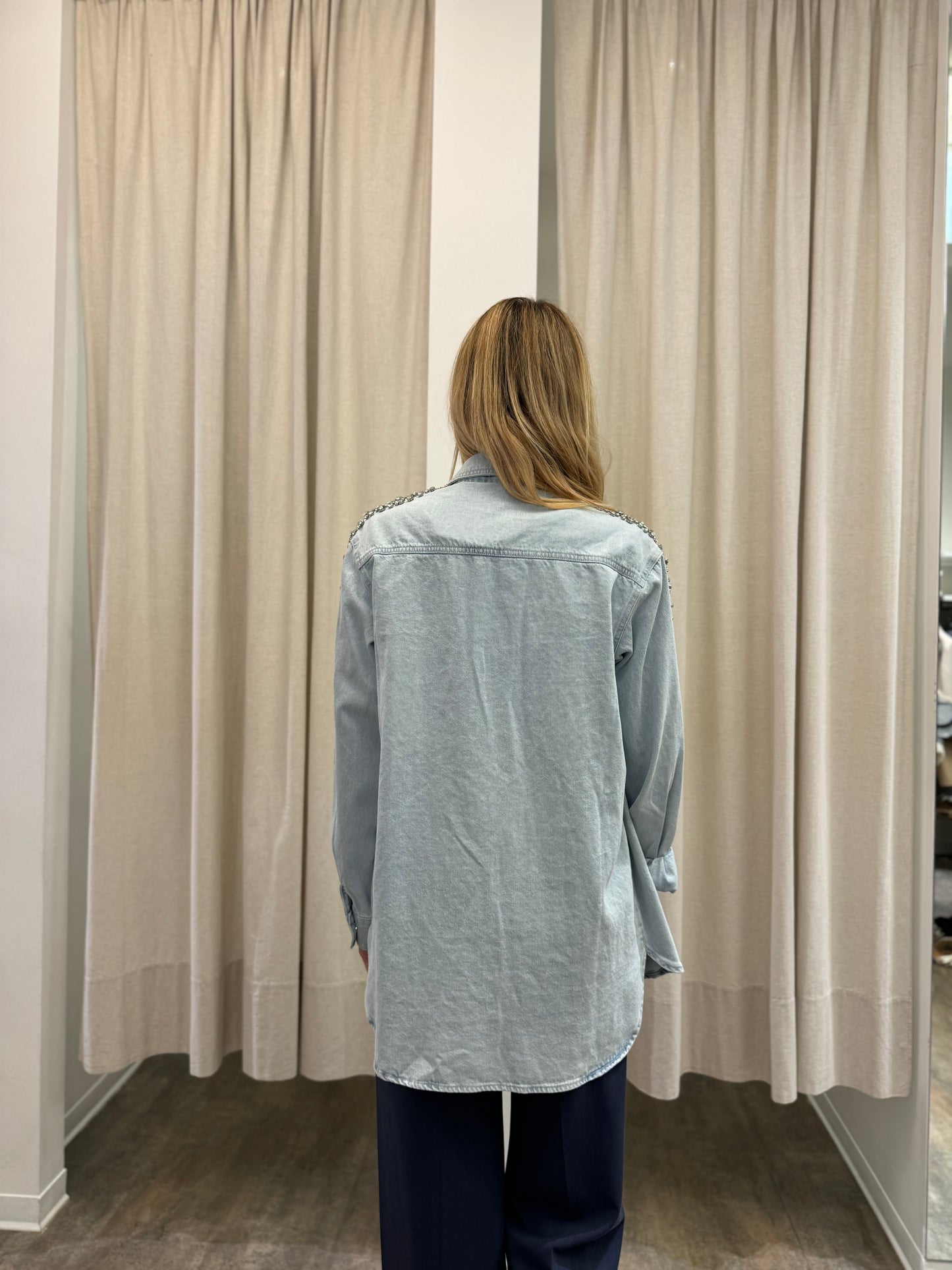 Susy Mix Camicia jeans chiaro con strass spalla DENIM CHIARO