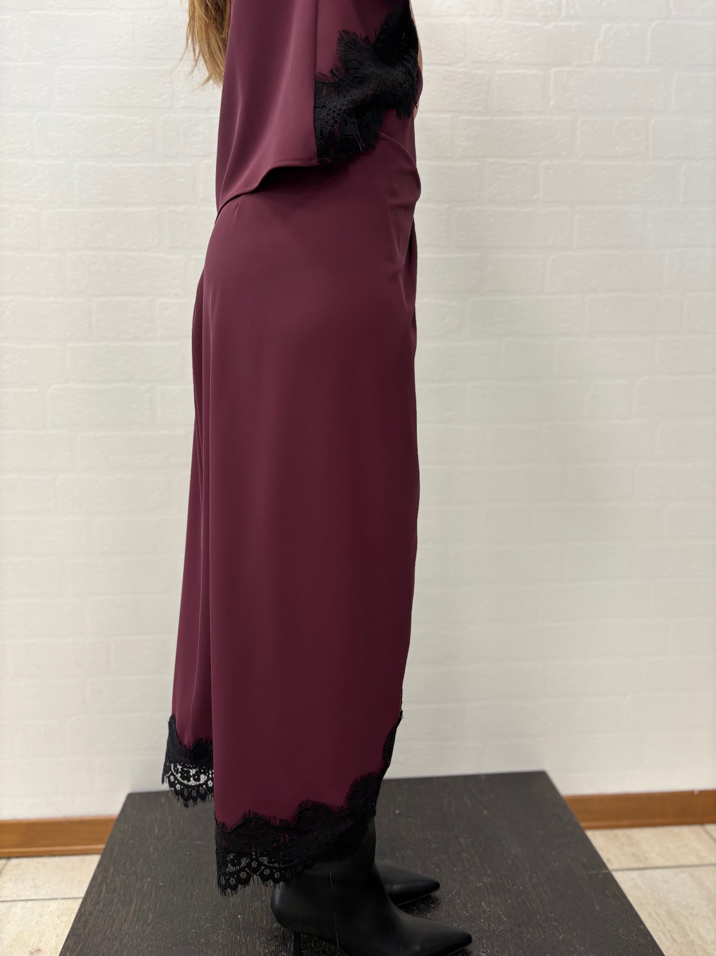 Tensione In Gonna incrocio con bordo pizzo nero BORDEAUX