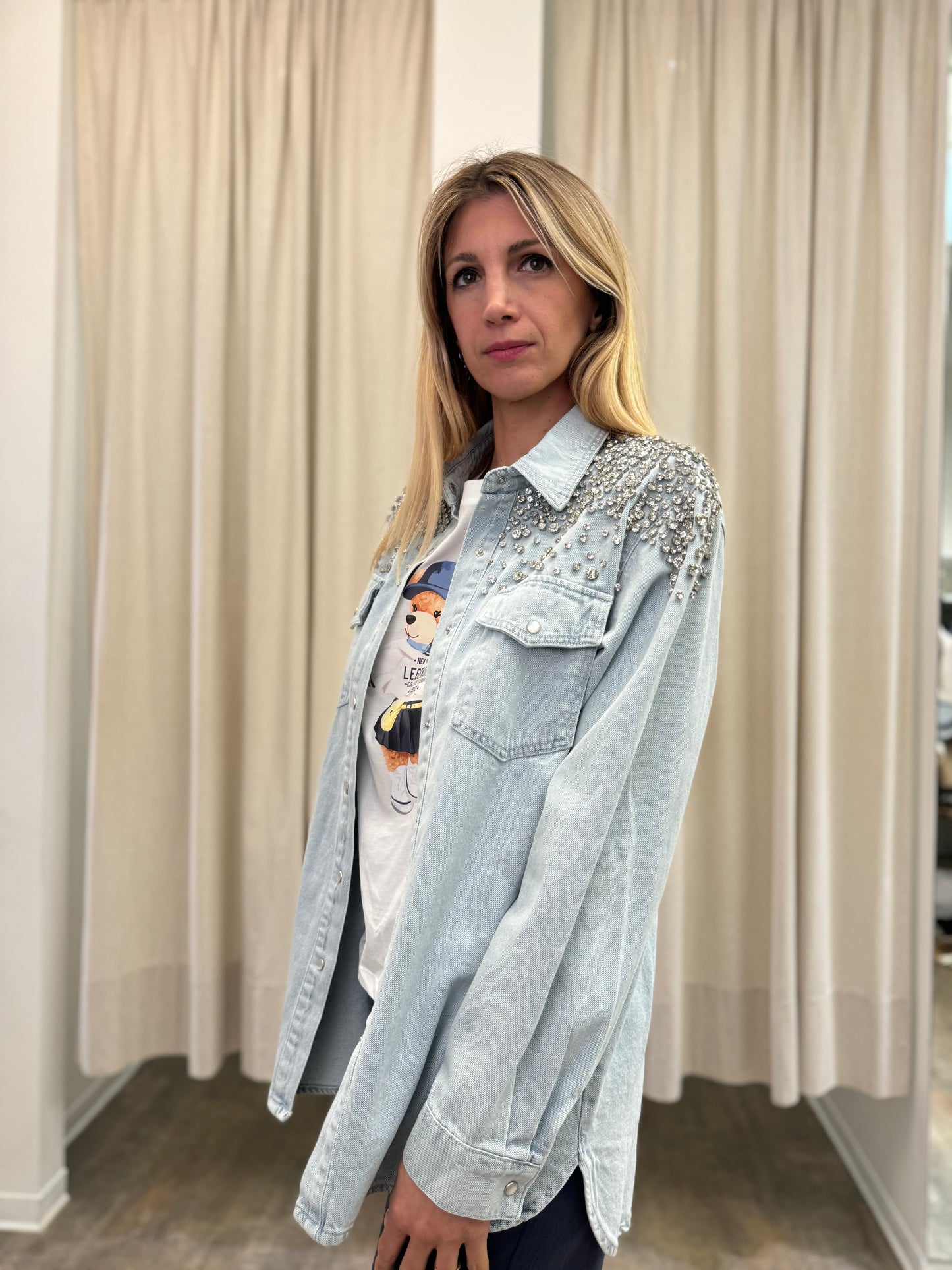 Susy Mix Camicia jeans chiaro con strass spalla DENIM CHIARO