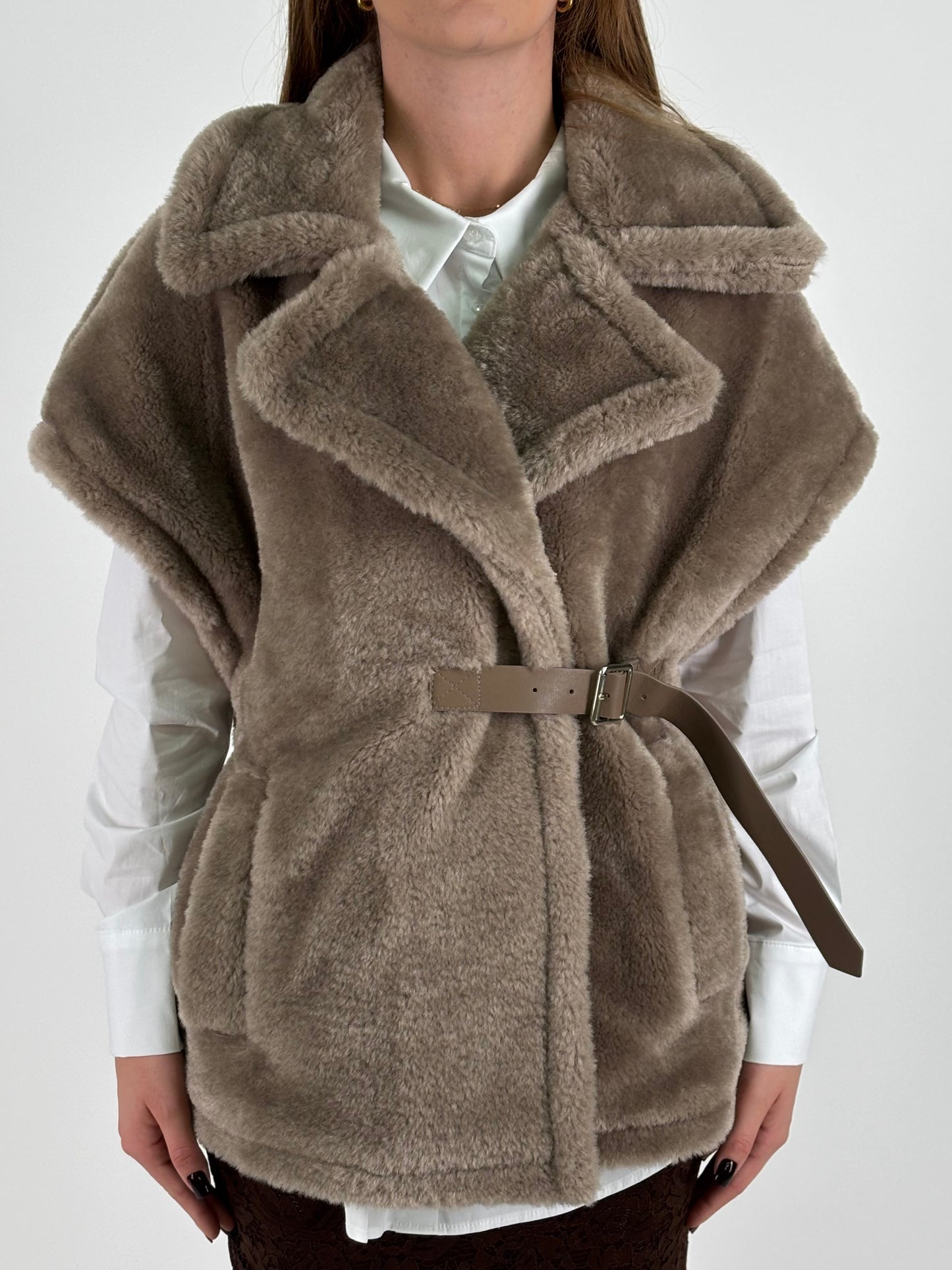 Molly Bracken Gilet simil pelliccia con allacciatura fibbia FANGO