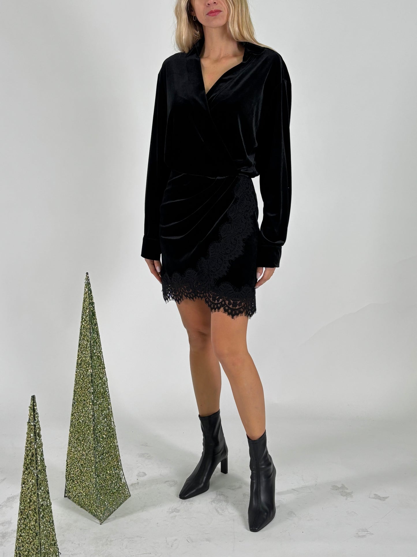 Tensione in Abito ml incrociato in velluto e pizzo NERO