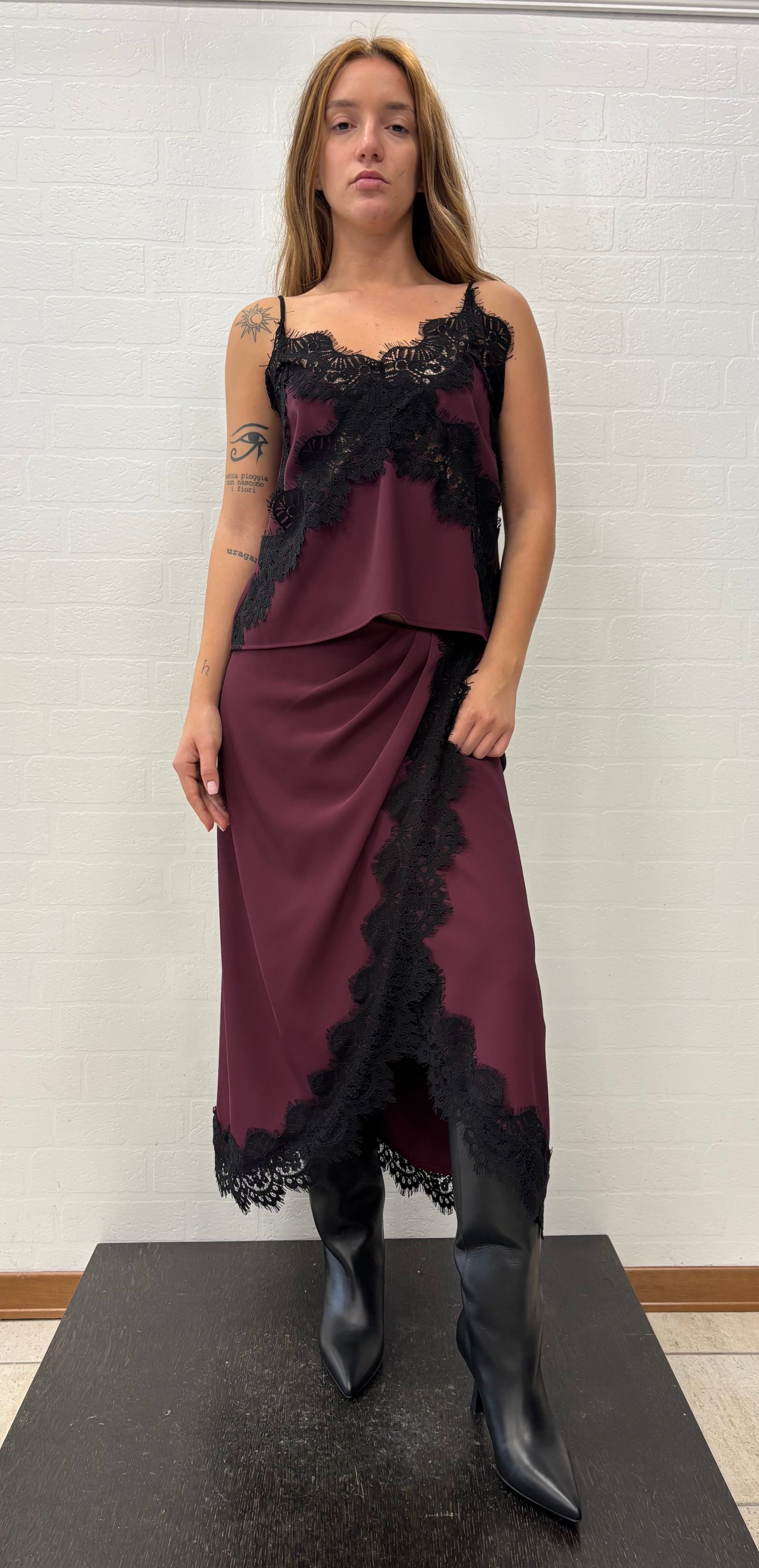 Tensione In Gonna incrocio con bordo pizzo nero BORDEAUX