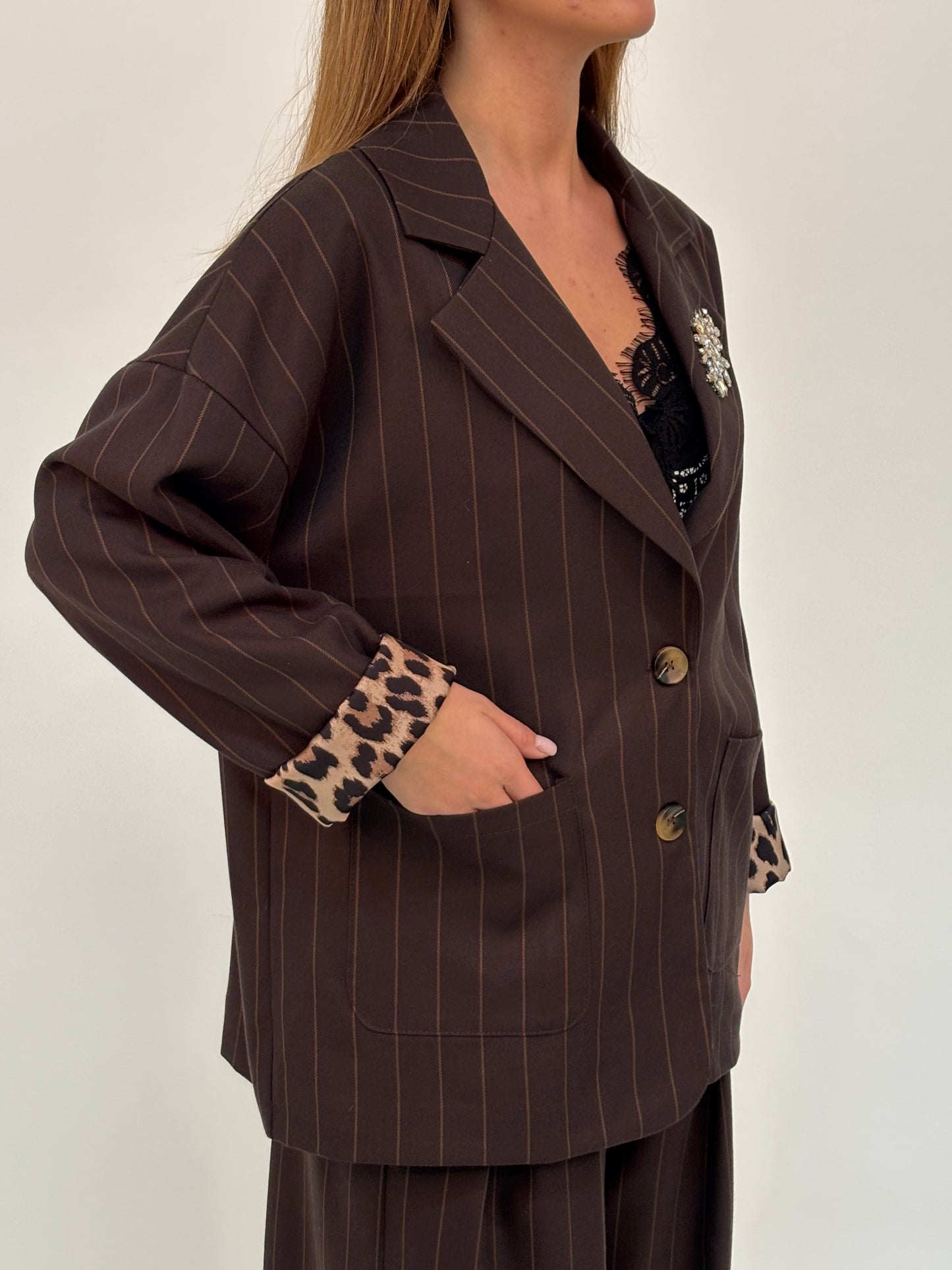 Susy Mix Giacca gessata con accessorio gioiello MARRONE