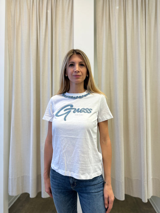 Guess T-shirt stampa marchio jeans con appl. catena nel collo BIANCO