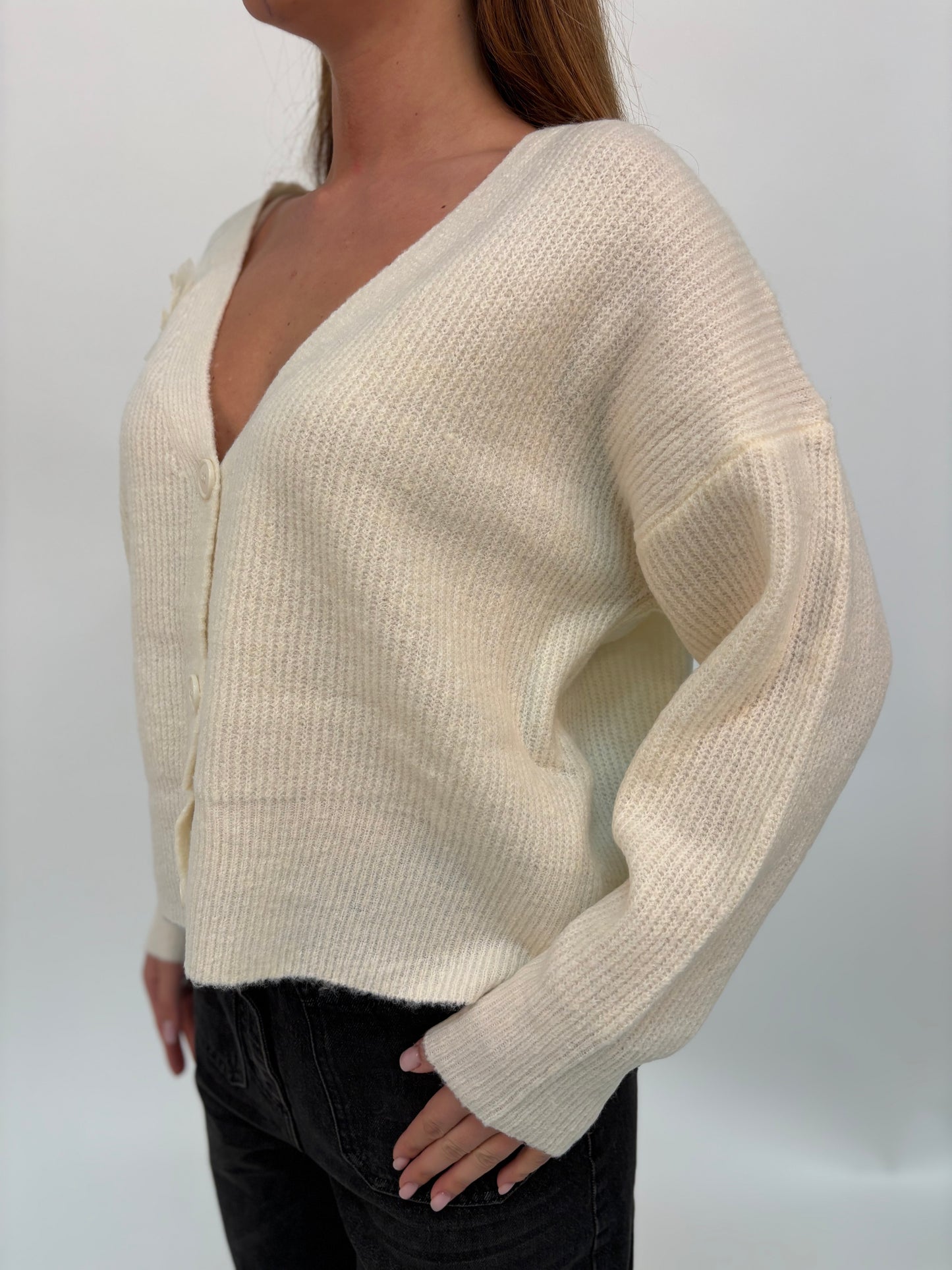 Molly Bracken Cardigan ml V, con decorazione a fiore PANNA