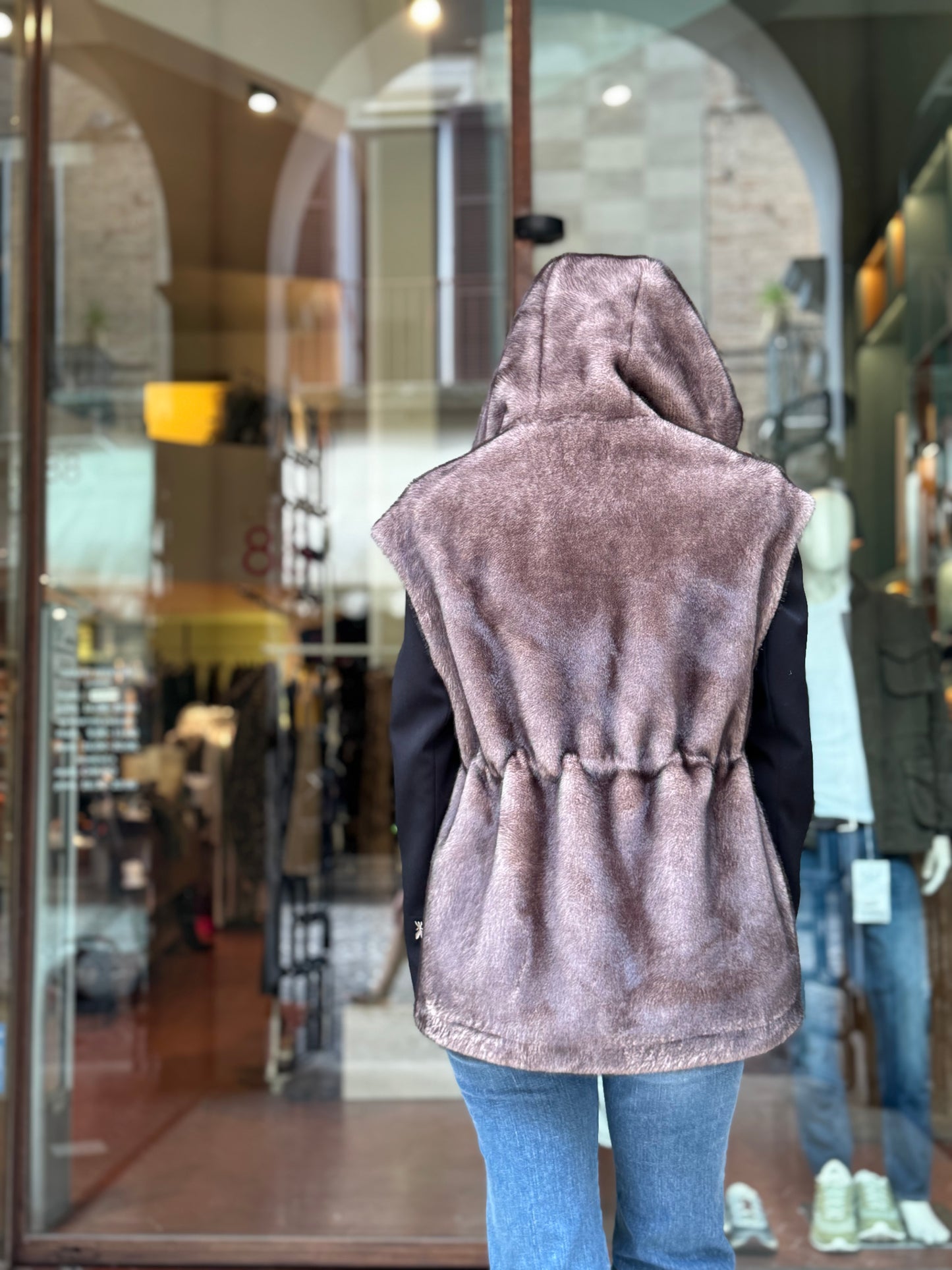 Betta Corradi Ecopelliccia smanicata con cappuccio FANGO