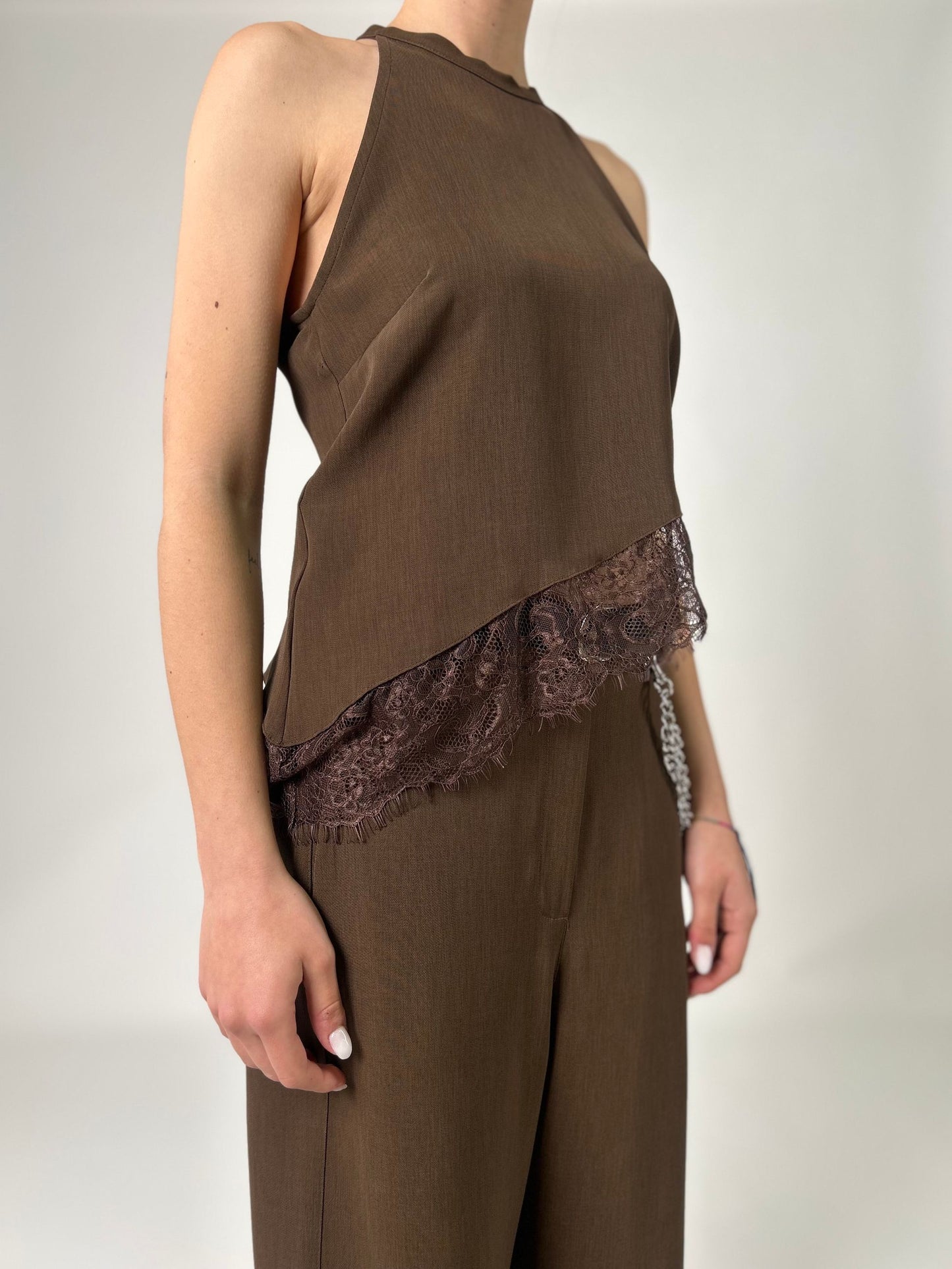 Top asimmetrico, smanicato con pizzo