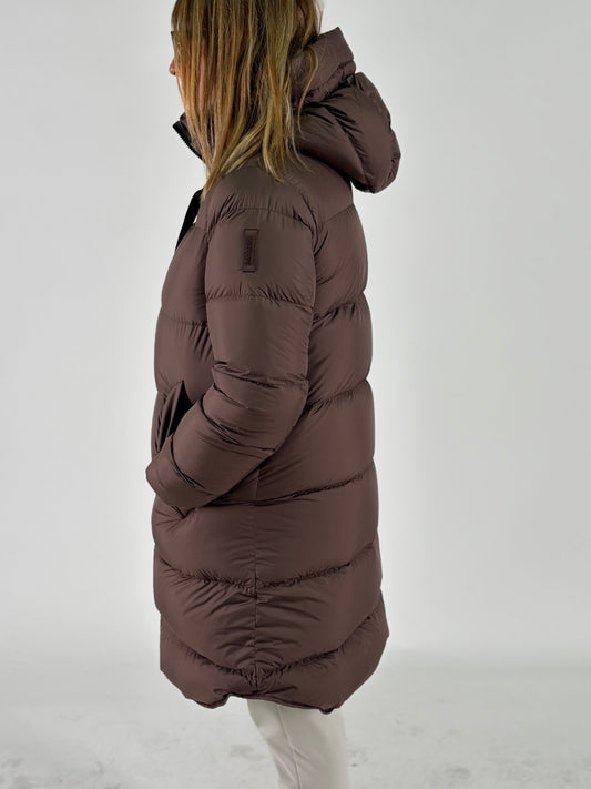 BOMBOOGIE piumino lungo con filze e cappuccio MARRONE