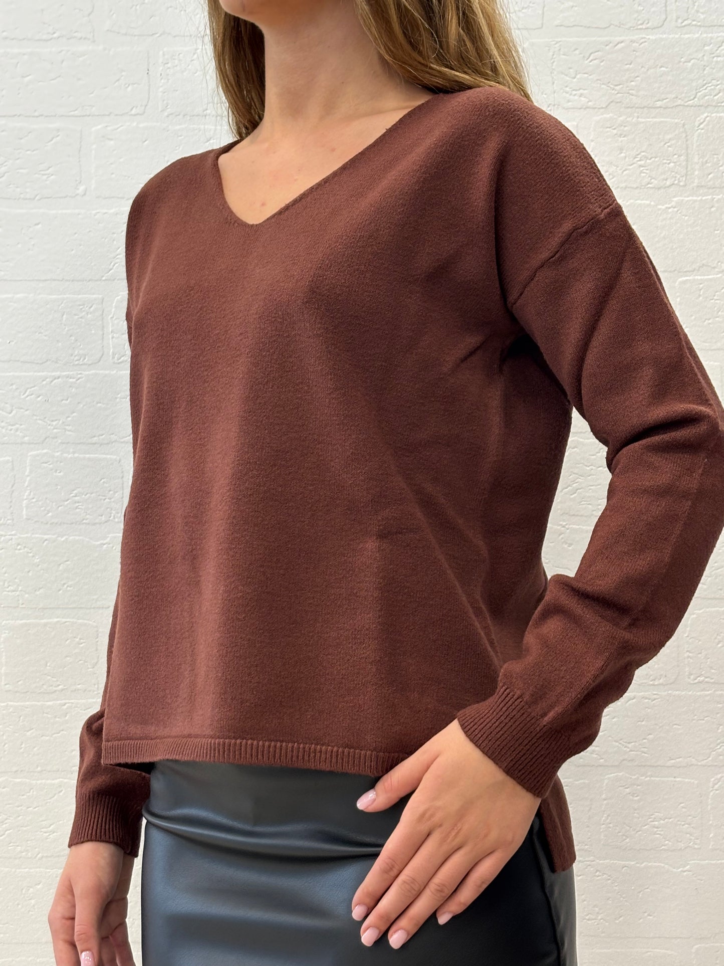 Griffai Maglia collo V spacchetti laterali MARRONE