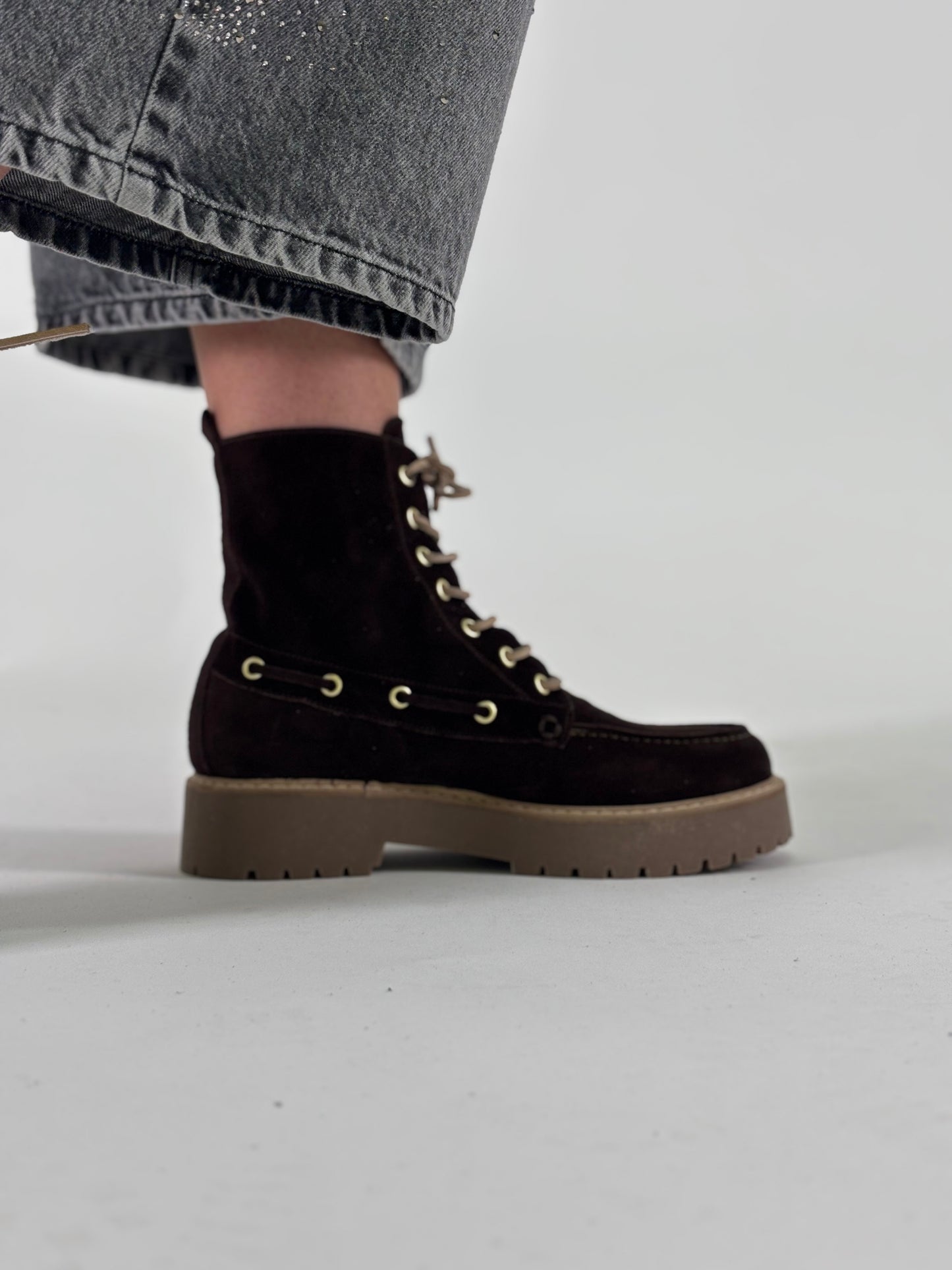 Ovyè Scarponcino scamosciato fondo carrarmato MARRONE