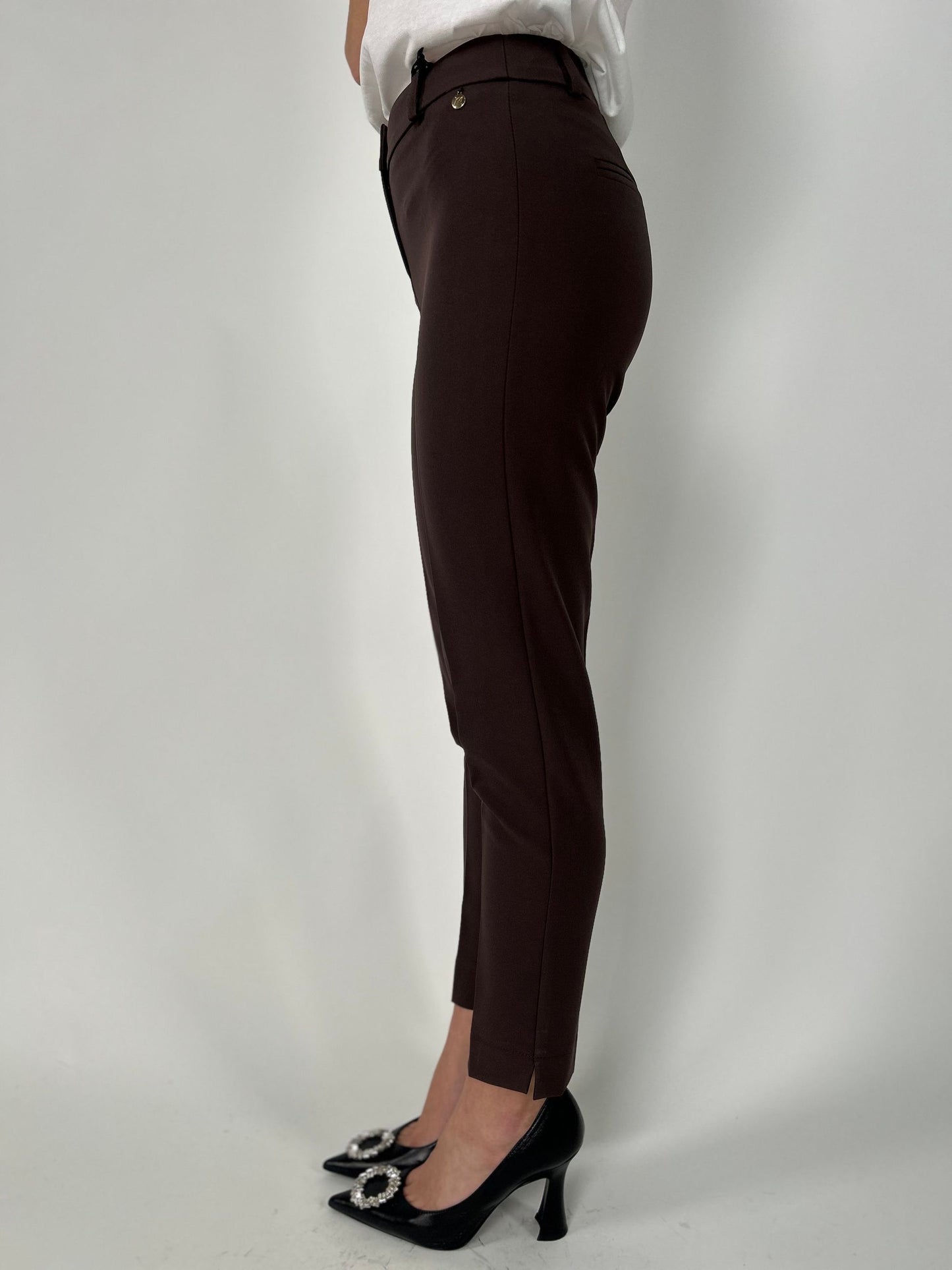 Pantalone a sigaretta con piccolo spacco alla caviglia