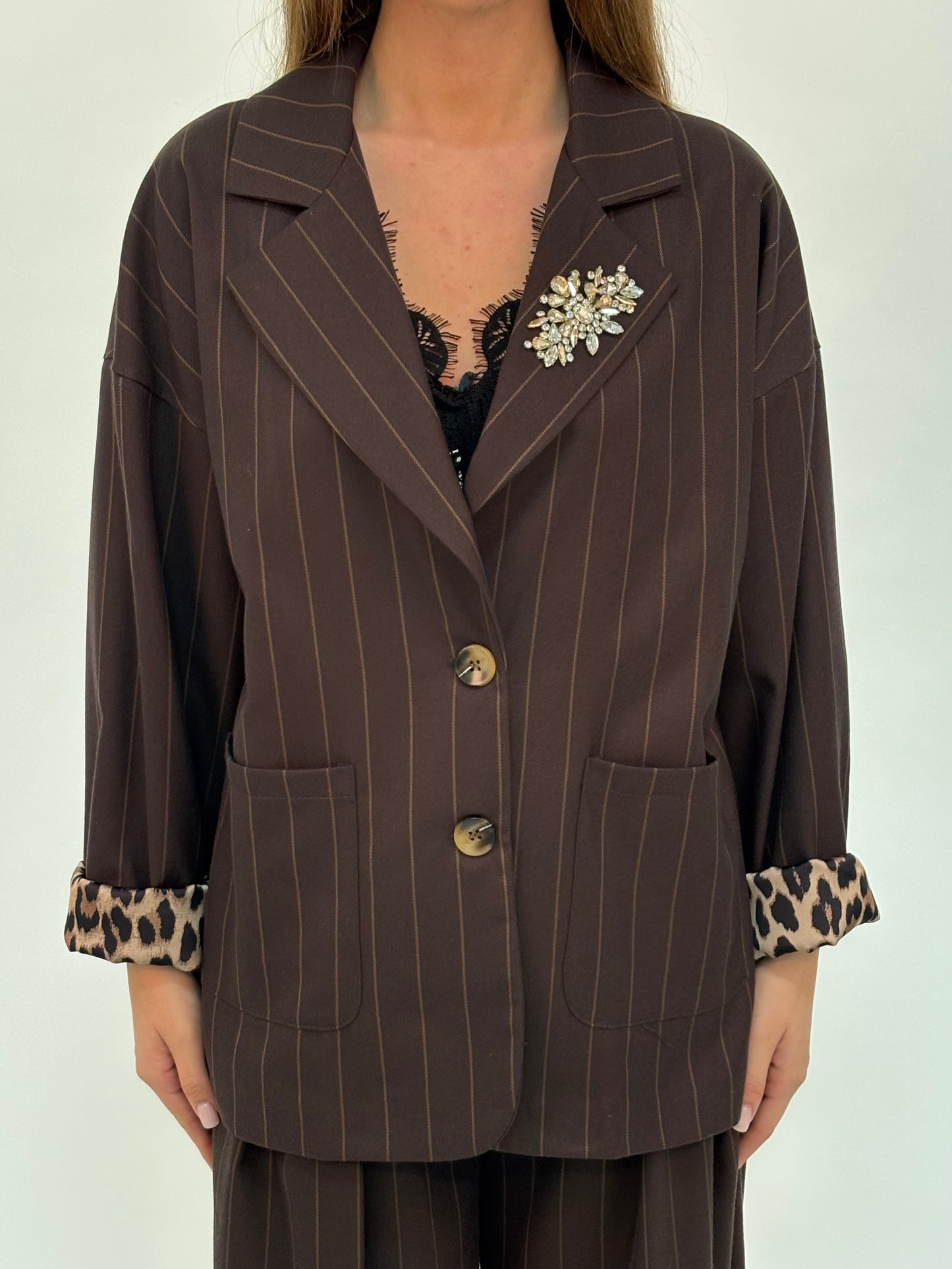 Susy Mix Giacca gessata con accessorio gioiello MARRONE